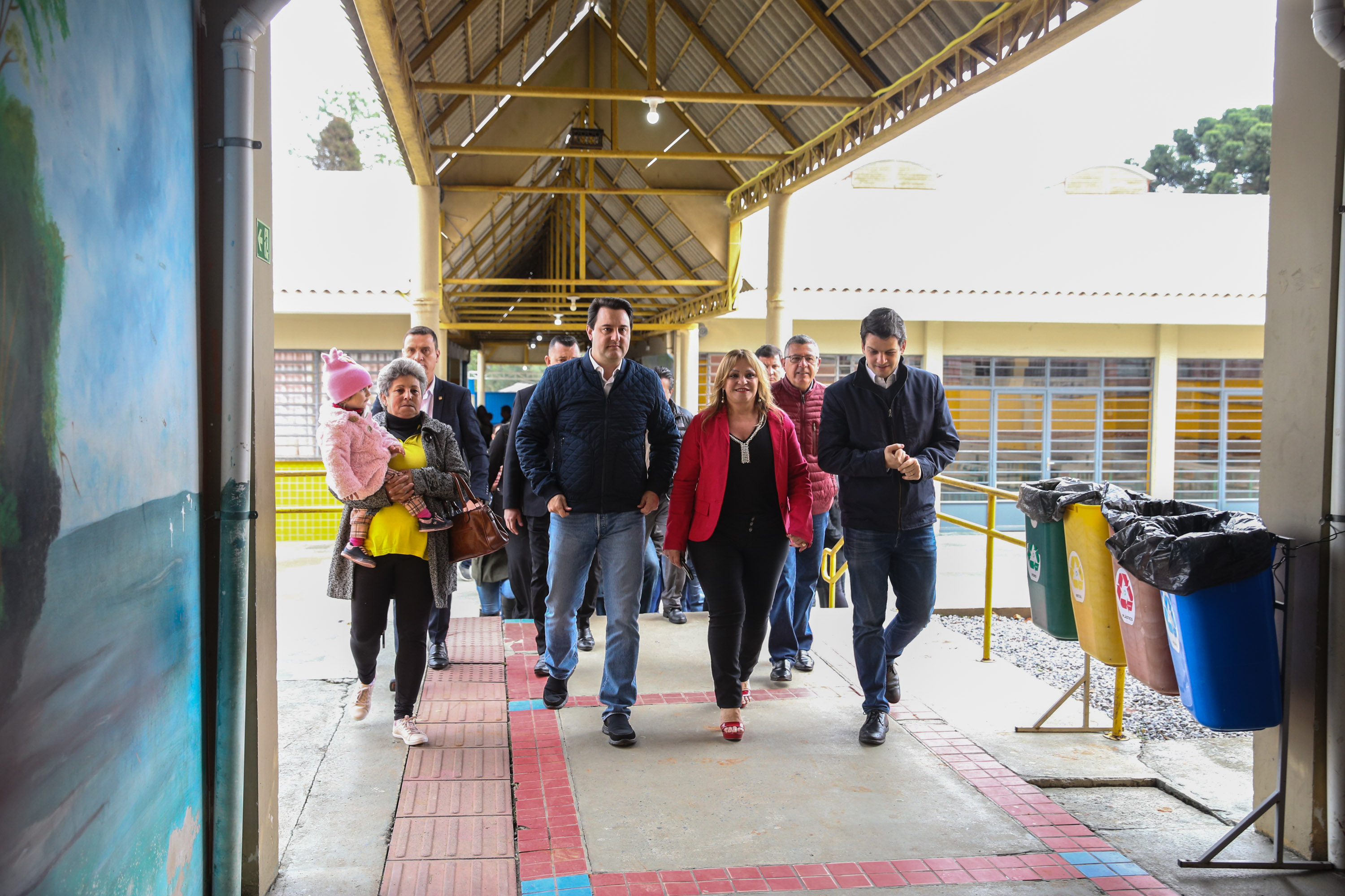 O governador Carlos Massa Ratinho Junior participa nesta segunda-feira (23) do plantio de árvores no Colégio Estadual Professora Maria Gai Grendel, no bairro Caximba, em Curitiba. O evento marcará o início do programa Paraná mais Verde, que vai incentivar o plantio de mudas de árvores nativas em todo o Estado. 23/09/2019 - Foto: Geraldo Bubniak/AEN