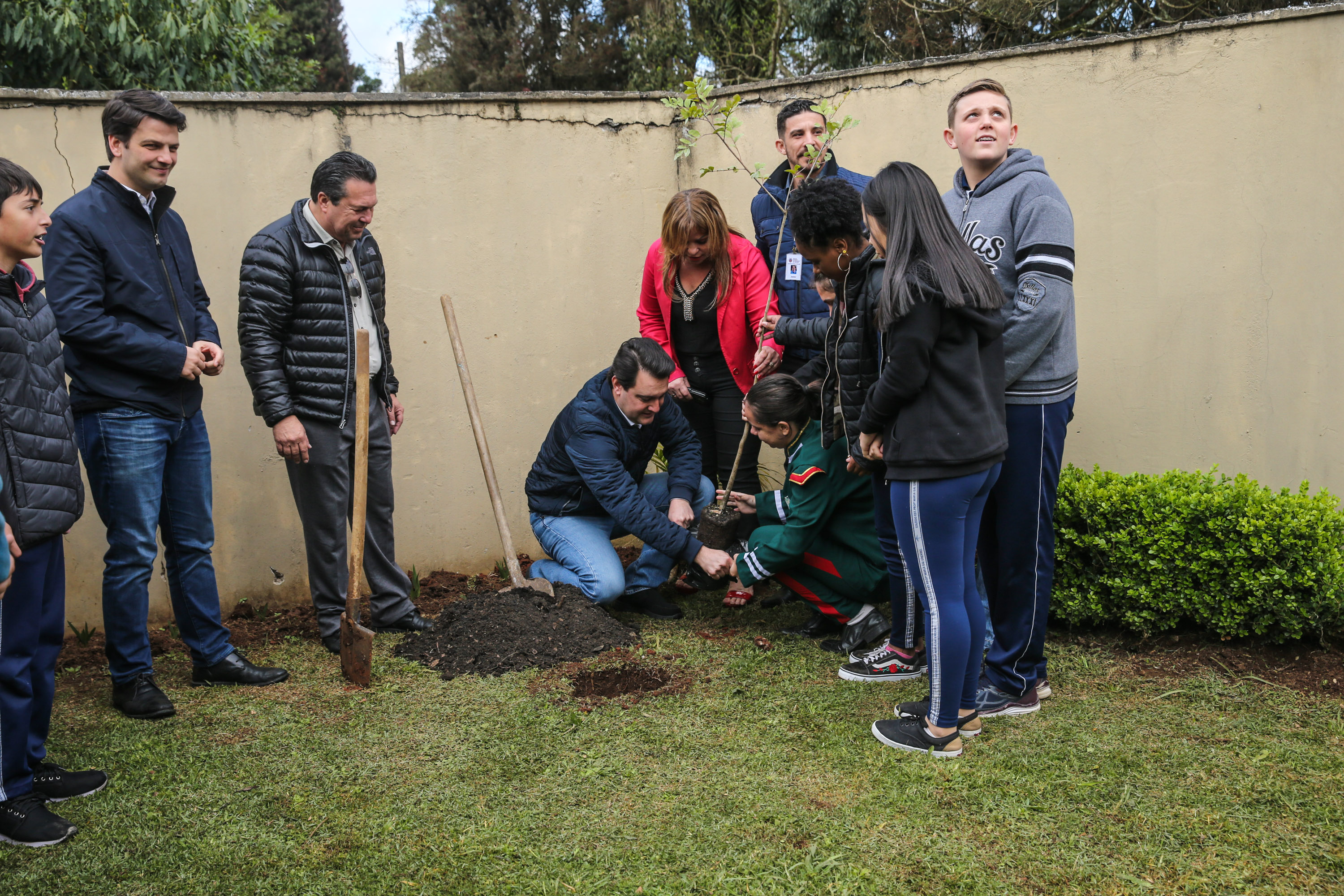 O governador Carlos Massa Ratinho Junior participa nesta segunda-feira (23) do plantio de árvores no Colégio Estadual Professora Maria Gai Grendel, no bairro Caximba, em Curitiba. O evento marcará o início do programa Paraná mais Verde, que vai incentivar o plantio de mudas de árvores nativas em todo o Estado. 23/09/2019 - Foto: Geraldo Bubniak/AEN
