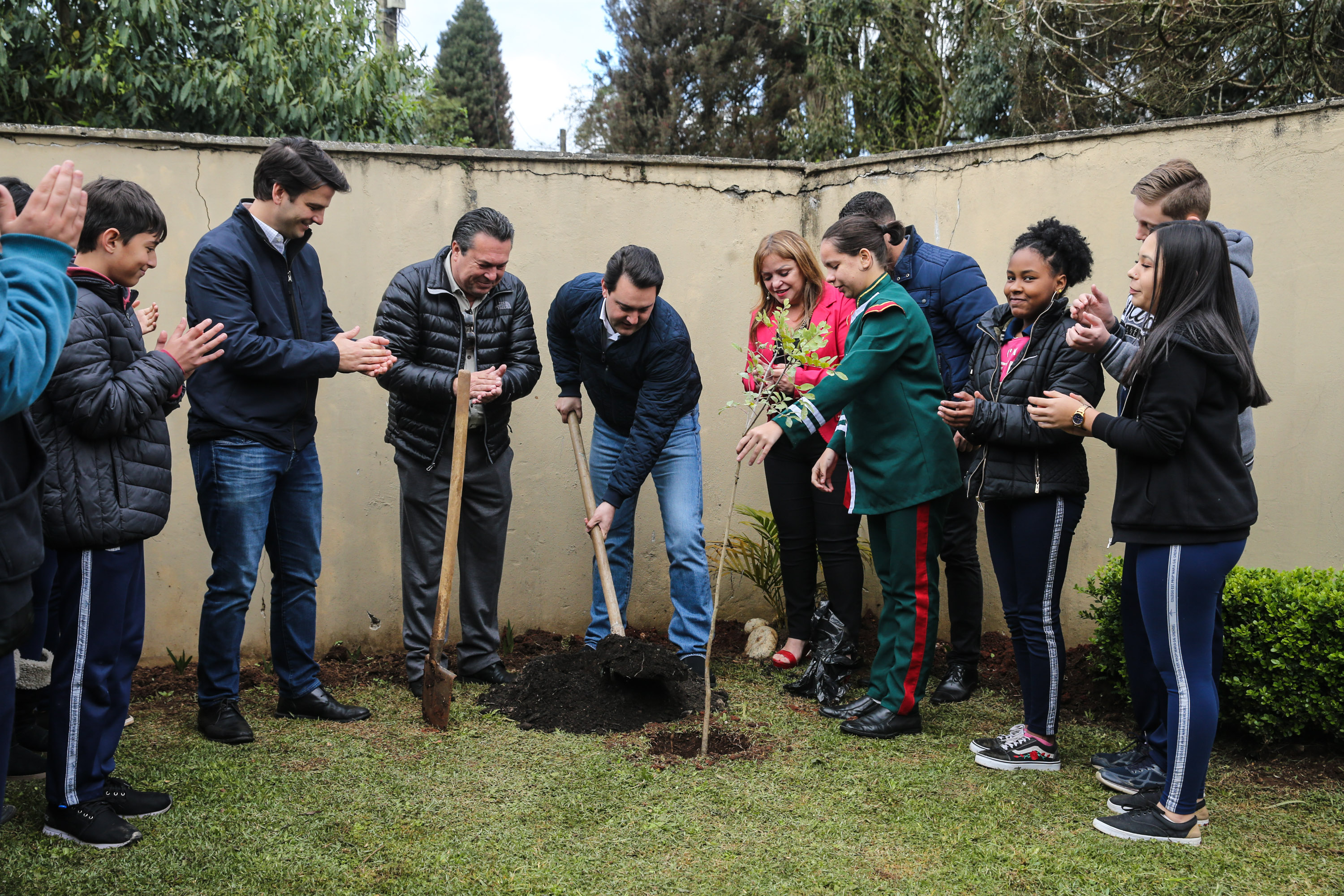 O governador Carlos Massa Ratinho Junior participa nesta segunda-feira (23) do plantio de árvores no Colégio Estadual Professora Maria Gai Grendel, no bairro Caximba, em Curitiba. O evento marcará o início do programa Paraná mais Verde, que vai incentivar o plantio de mudas de árvores nativas em todo o Estado. 23/09/2019 - Foto: Geraldo Bubniak/AEN