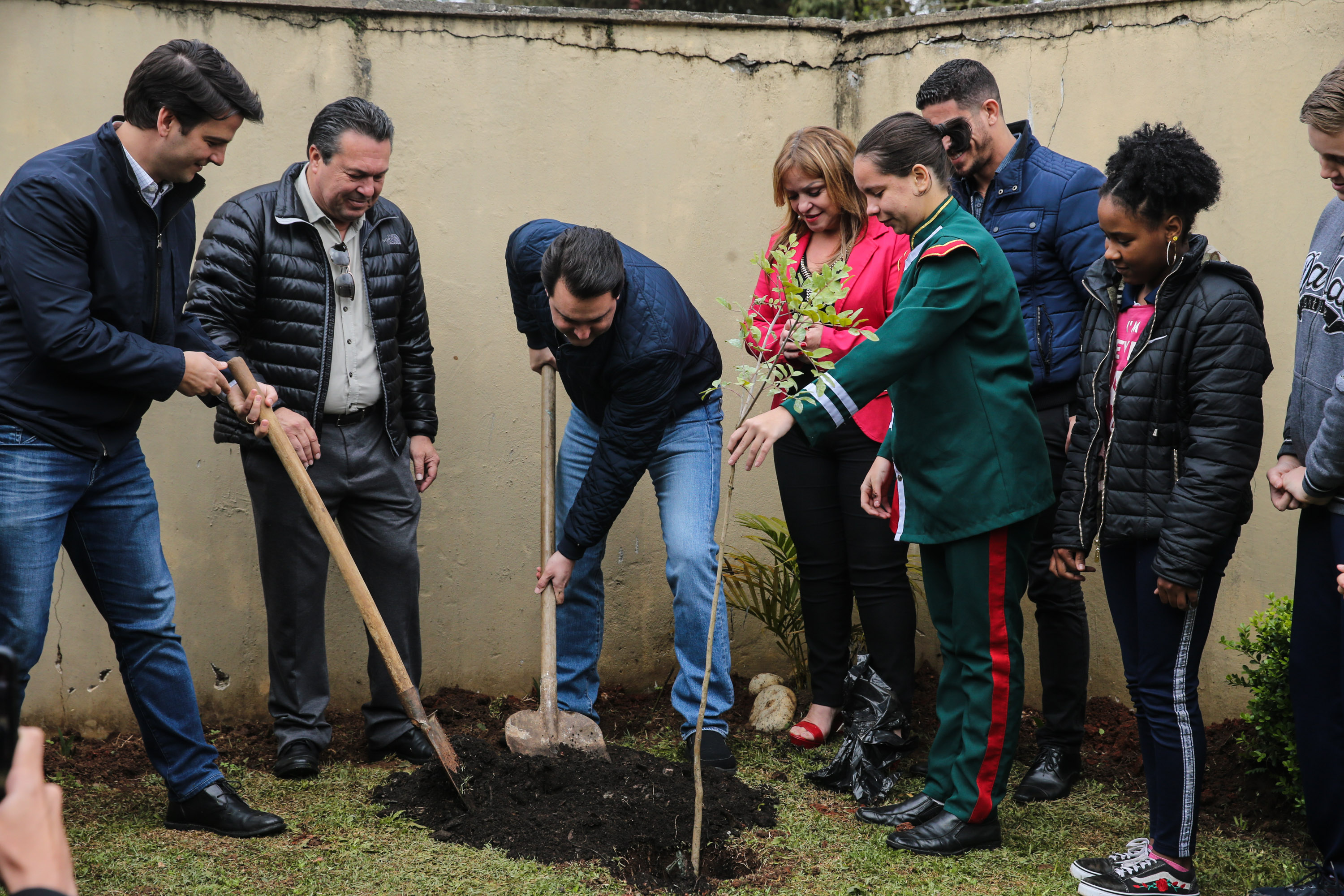 O governador Carlos Massa Ratinho Junior participa nesta segunda-feira (23) do plantio de árvores no Colégio Estadual Professora Maria Gai Grendel, no bairro Caximba, em Curitiba. O evento marcará o início do programa Paraná mais Verde, que vai incentivar o plantio de mudas de árvores nativas em todo o Estado. 23/09/2019 - Foto: Geraldo Bubniak/AEN