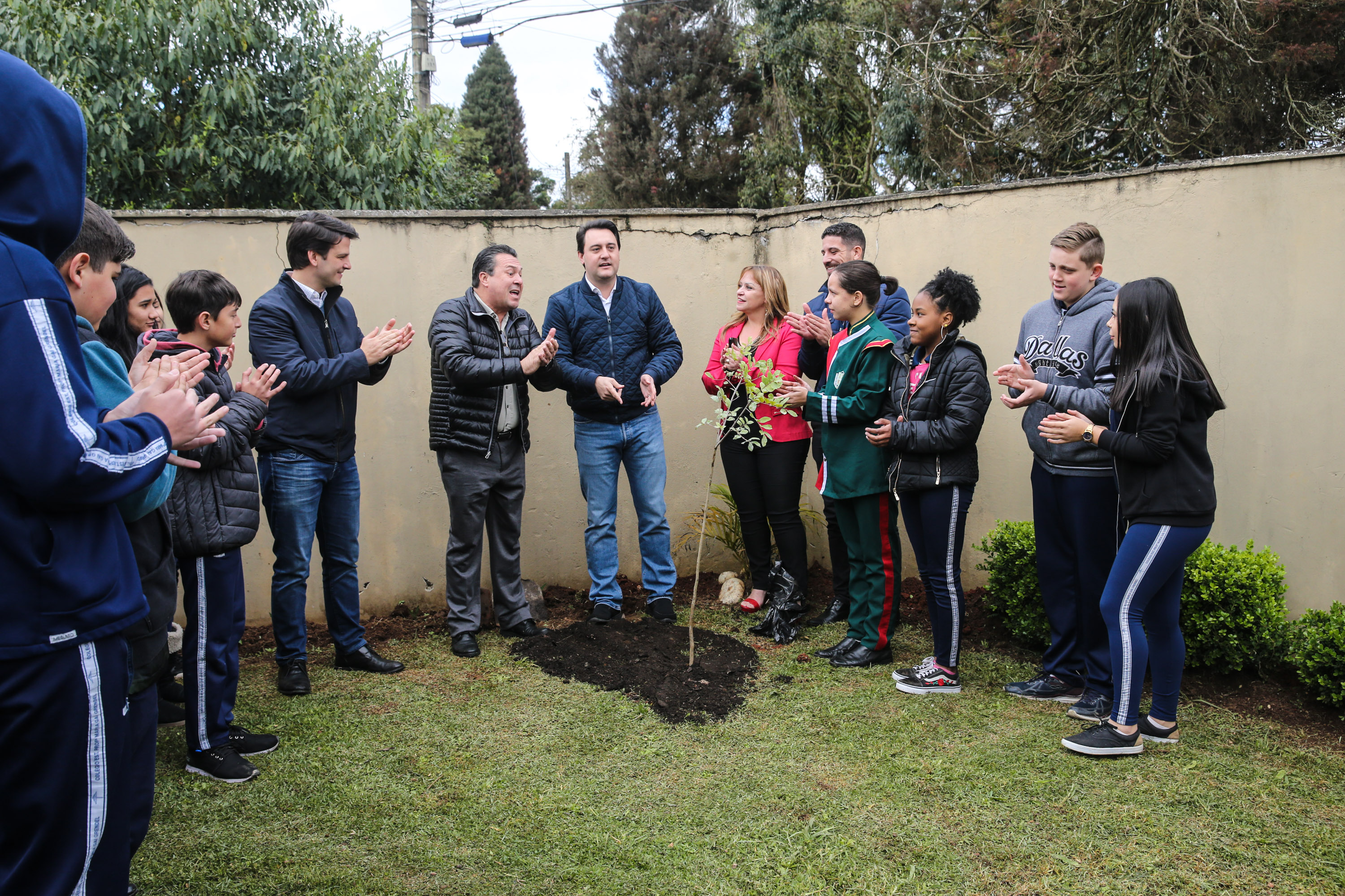 O governador Carlos Massa Ratinho Junior participa nesta segunda-feira (23) do plantio de árvores no Colégio Estadual Professora Maria Gai Grendel, no bairro Caximba, em Curitiba. O evento marcará o início do programa Paraná mais Verde, que vai incentivar o plantio de mudas de árvores nativas em todo o Estado. 23/09/2019 - Foto: Geraldo Bubniak/AEN