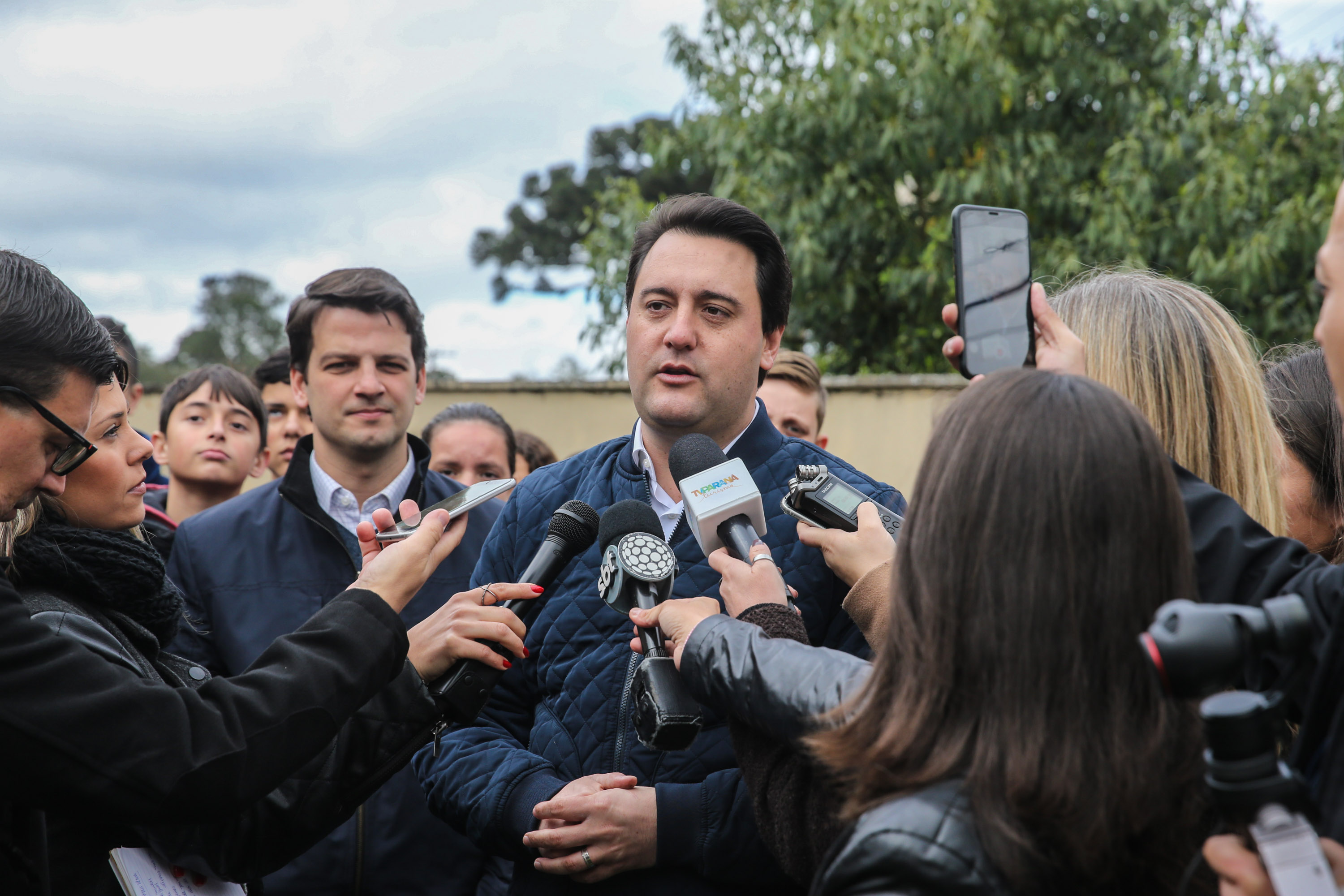 O governador Carlos Massa Ratinho Junior participa nesta segunda-feira (23) do plantio de árvores no Colégio Estadual Professora Maria Gai Grendel, no bairro Caximba, em Curitiba. O evento marcará o início do programa Paraná mais Verde, que vai incentivar o plantio de mudas de árvores nativas em todo o Estado. 23/09/2019 - Foto: Geraldo Bubniak/AEN