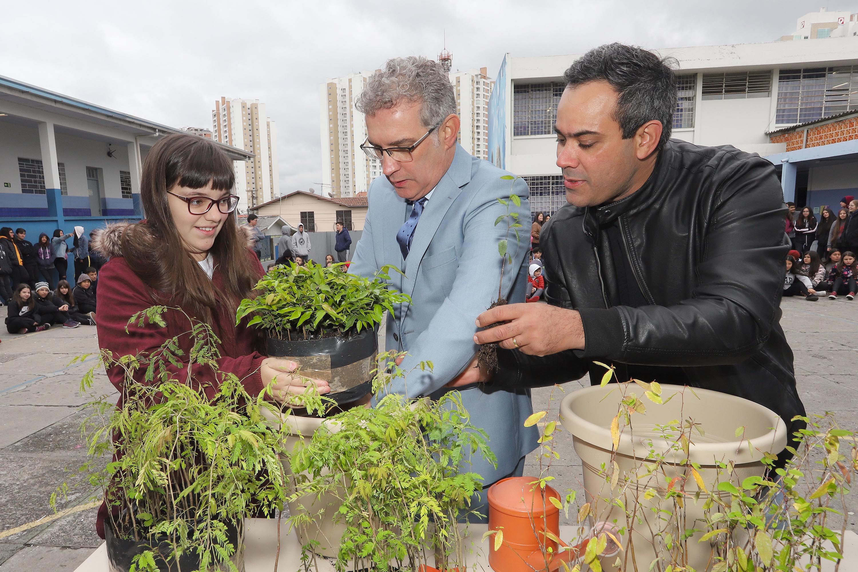O secretário de Comunicação Social e Cultura Hudson José, padrinho ambiental do Colégio Estadual Monsenhor Ivo Zanlorenzi, plantou uma jaboticabeira em comemoração ao dia da Árvore.Curitiba, 23-09-19.Foto: Arnaldo Alves / AEN.