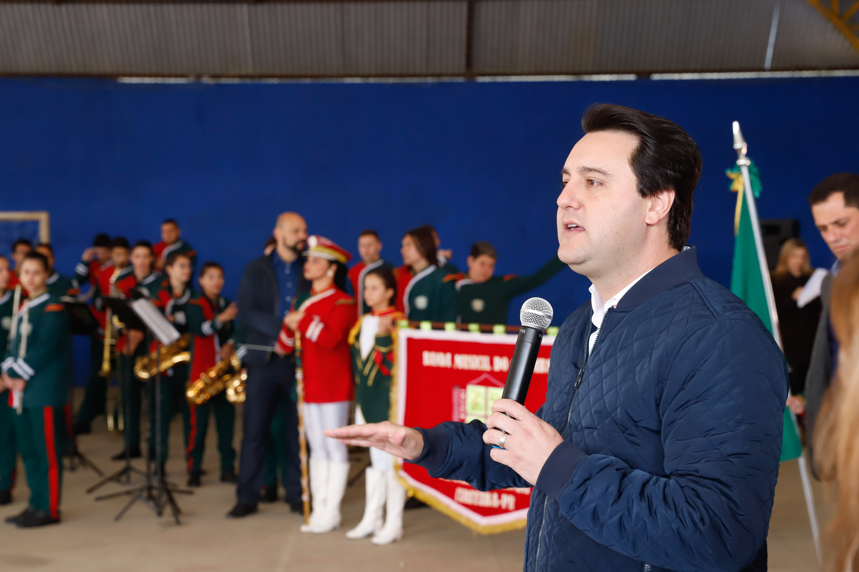 O governador Carlos Massa Ratinho Junior participou nesta segunda-feira (23), do plantio de árvores no Colégio Estadual Professora Maria Gai Grendel, no bairro Caximba, em Curitiba. O evento marcará o início do programa Paraná mais Verde, que vai incentivar o plantio de mudas de árvores nativas em todo o Estado.