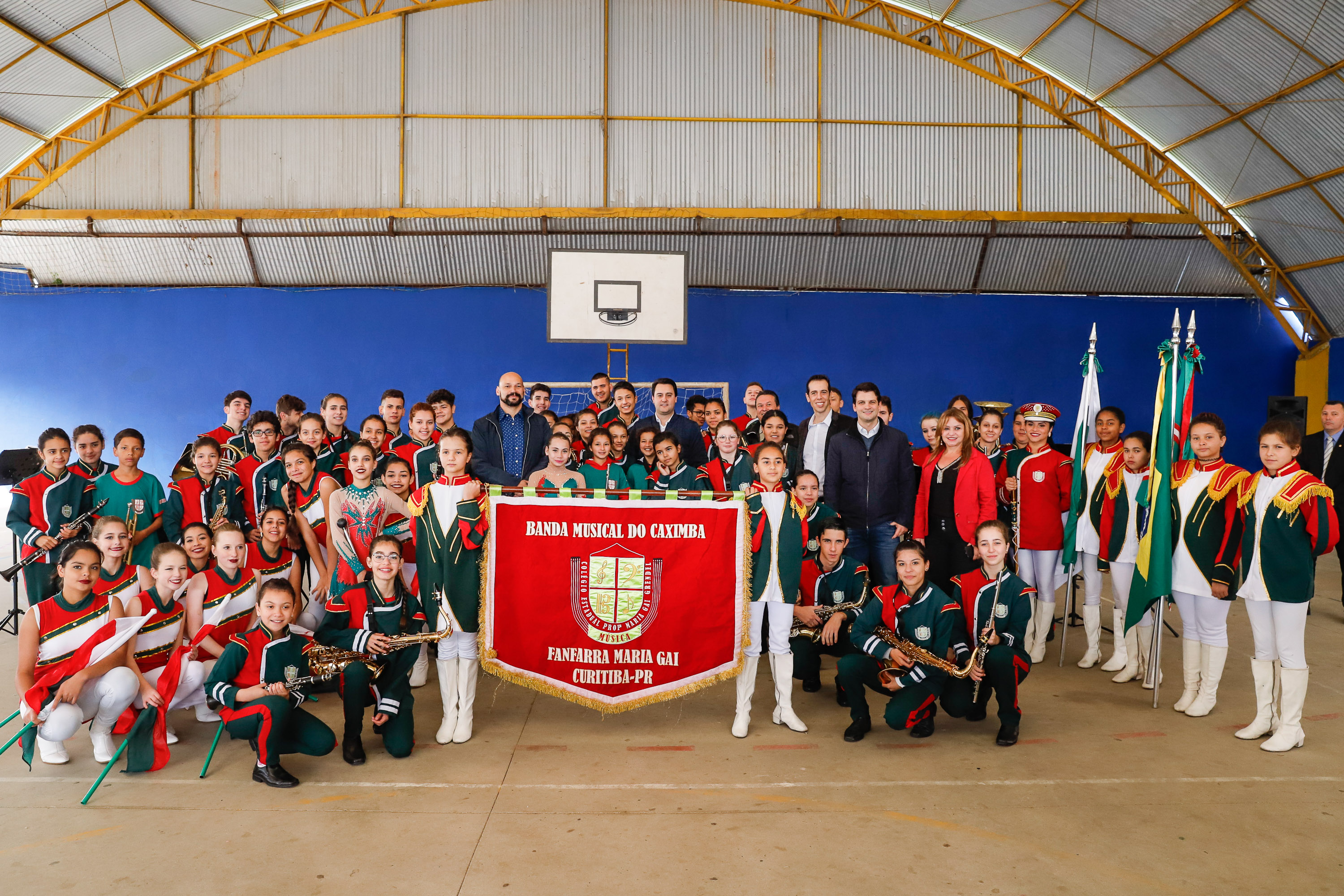 O governador Carlos Massa Ratinho Junior participou nesta segunda-feira (23), do plantio de árvores no Colégio Estadual Professora Maria Gai Grendel, no bairro Caximba, em Curitiba. O evento marcará o início do programa Paraná mais Verde, que vai incentivar o plantio de mudas de árvores nativas em todo o Estado.