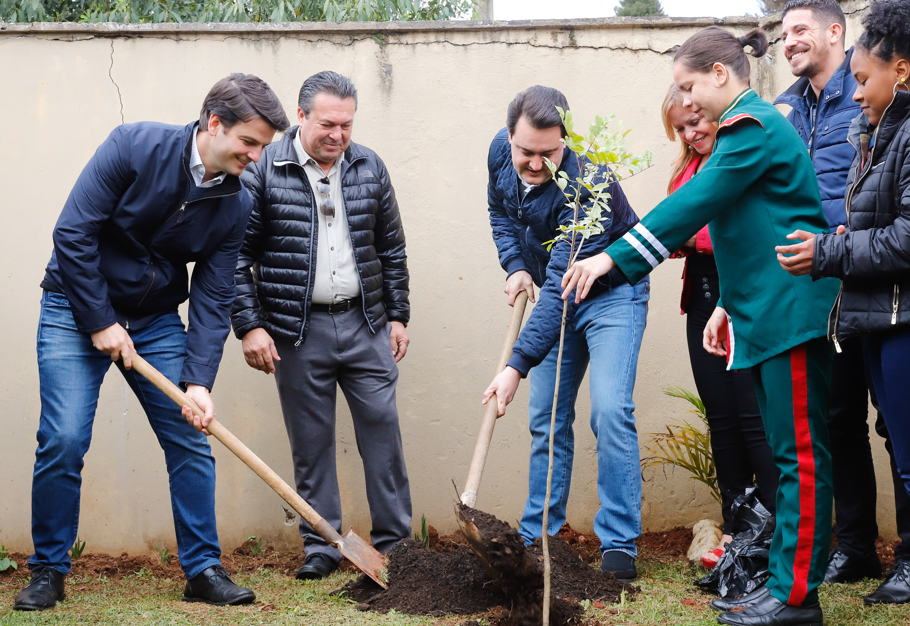 O governador Carlos Massa Ratinho Junior participou nesta segunda-feira (23), do plantio de árvores no Colégio Estadual Professora Maria Gai Grendel, no bairro Caximba, em Curitiba. O evento marcará o início do programa Paraná mais Verde, que vai incentivar o plantio de mudas de árvores nativas em todo o Estado.