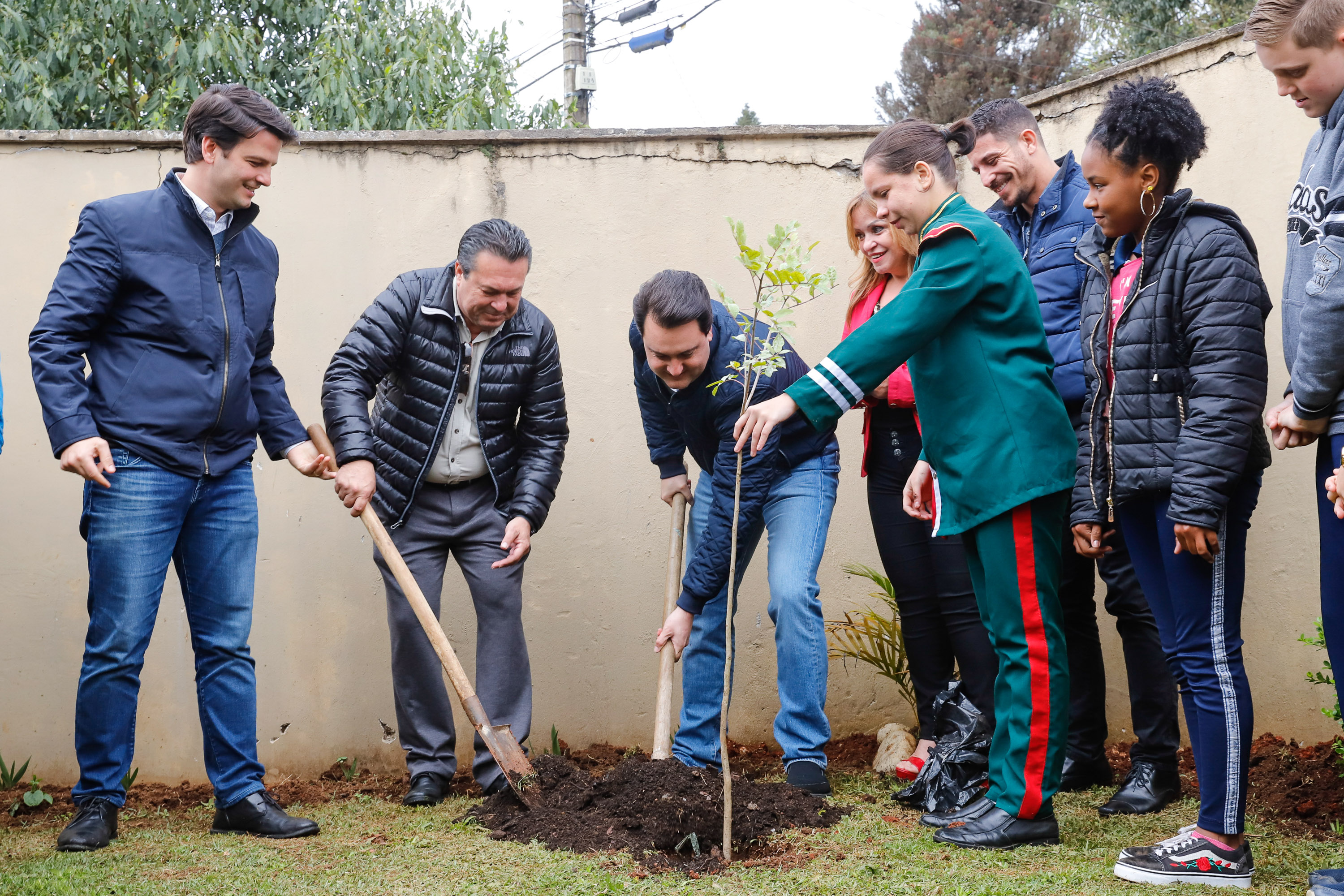 O governador Carlos Massa Ratinho Junior participou nesta segunda-feira (23), do plantio de árvores no Colégio Estadual Professora Maria Gai Grendel, no bairro Caximba, em Curitiba. O evento marcará o início do programa Paraná mais Verde, que vai incentivar o plantio de mudas de árvores nativas em todo o Estado.