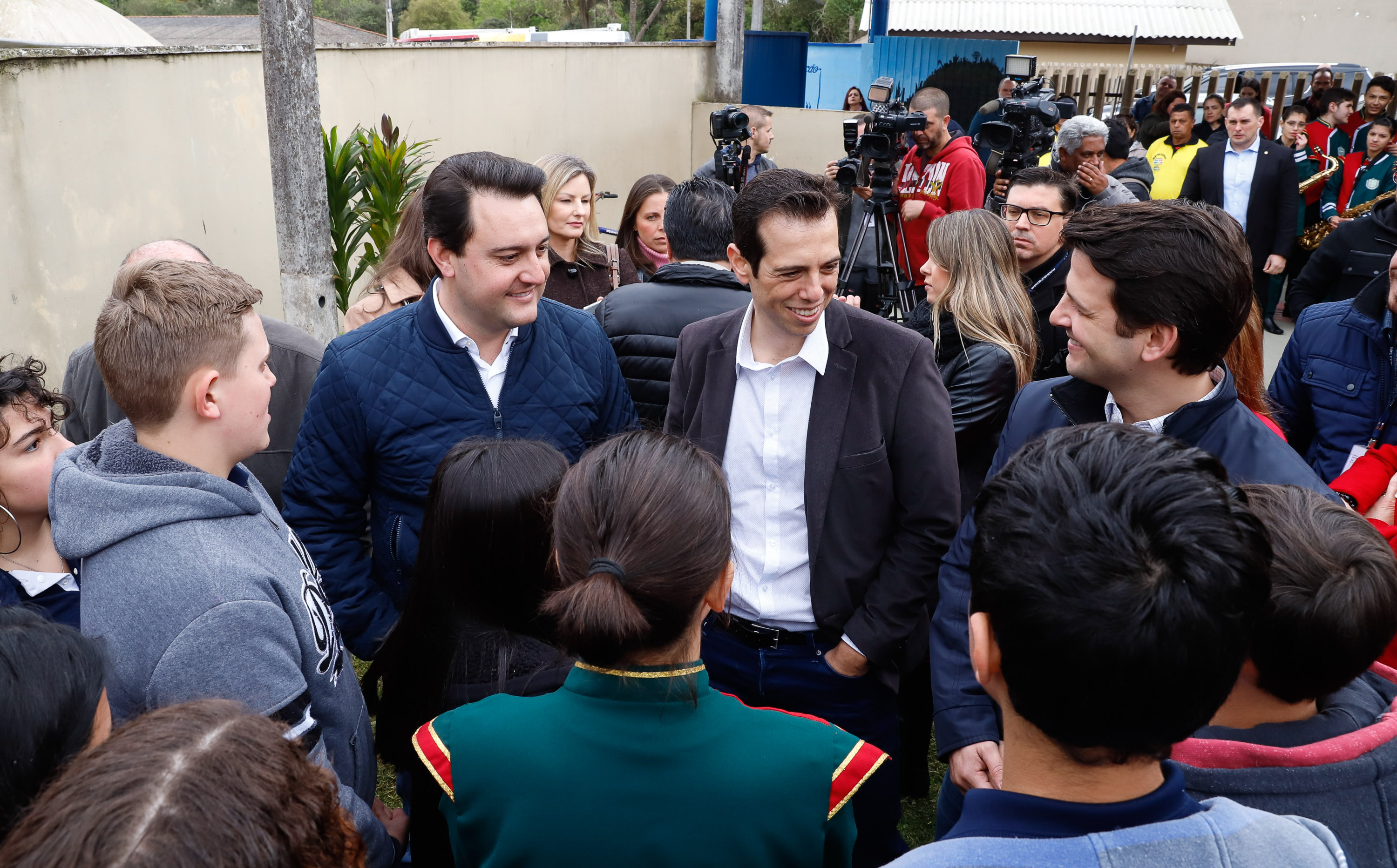 O governador Carlos Massa Ratinho Junior participou nesta segunda-feira (23), do plantio de árvores no Colégio Estadual Professora Maria Gai Grendel, no bairro Caximba, em Curitiba. O evento marcará o início do programa Paraná mais Verde, que vai incentivar o plantio de mudas de árvores nativas em todo o Estado.