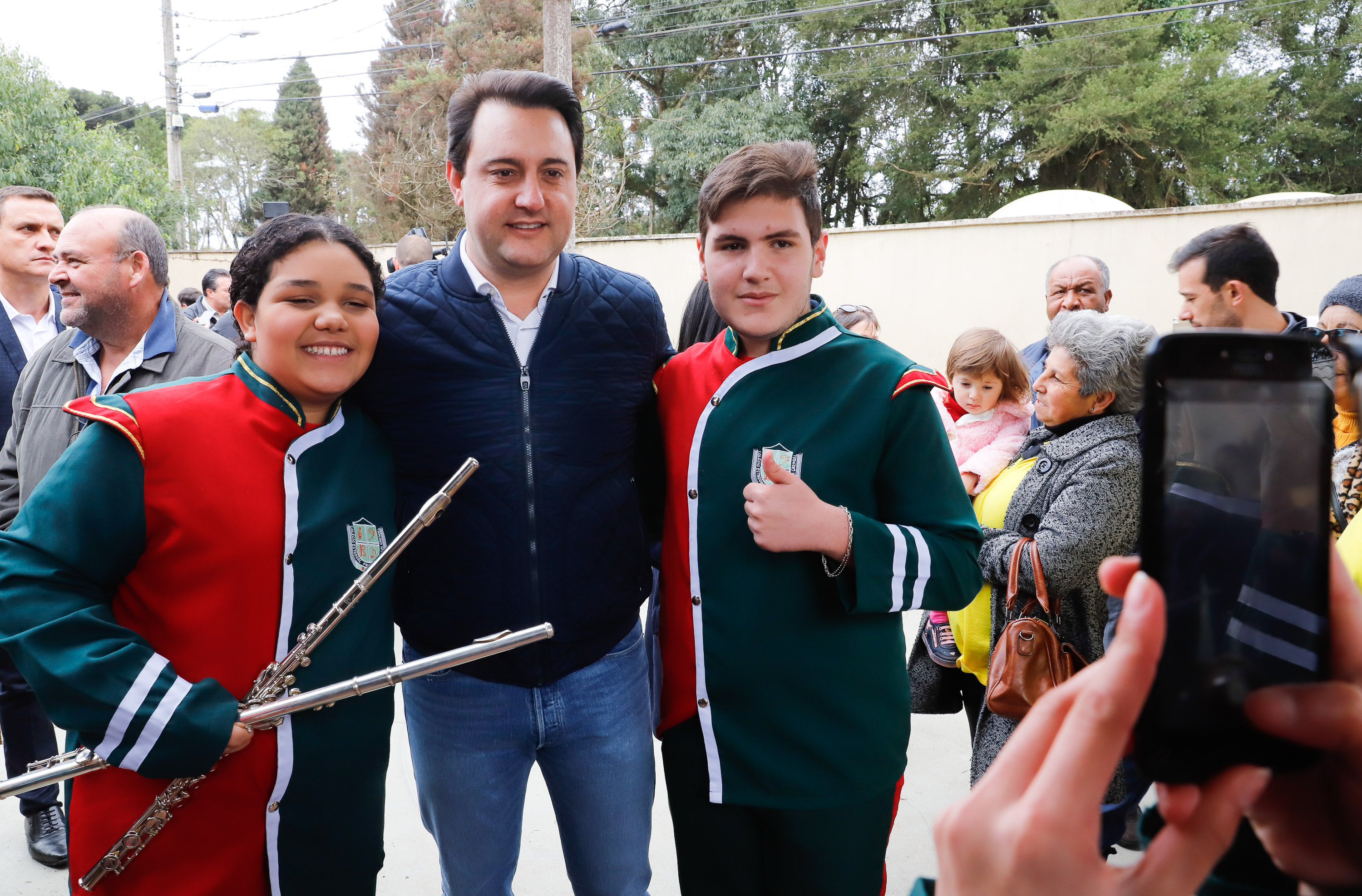 O governador Carlos Massa Ratinho Junior participou nesta segunda-feira (23), do plantio de árvores no Colégio Estadual Professora Maria Gai Grendel, no bairro Caximba, em Curitiba. O evento marcará o início do programa Paraná mais Verde, que vai incentivar o plantio de mudas de árvores nativas em todo o Estado.