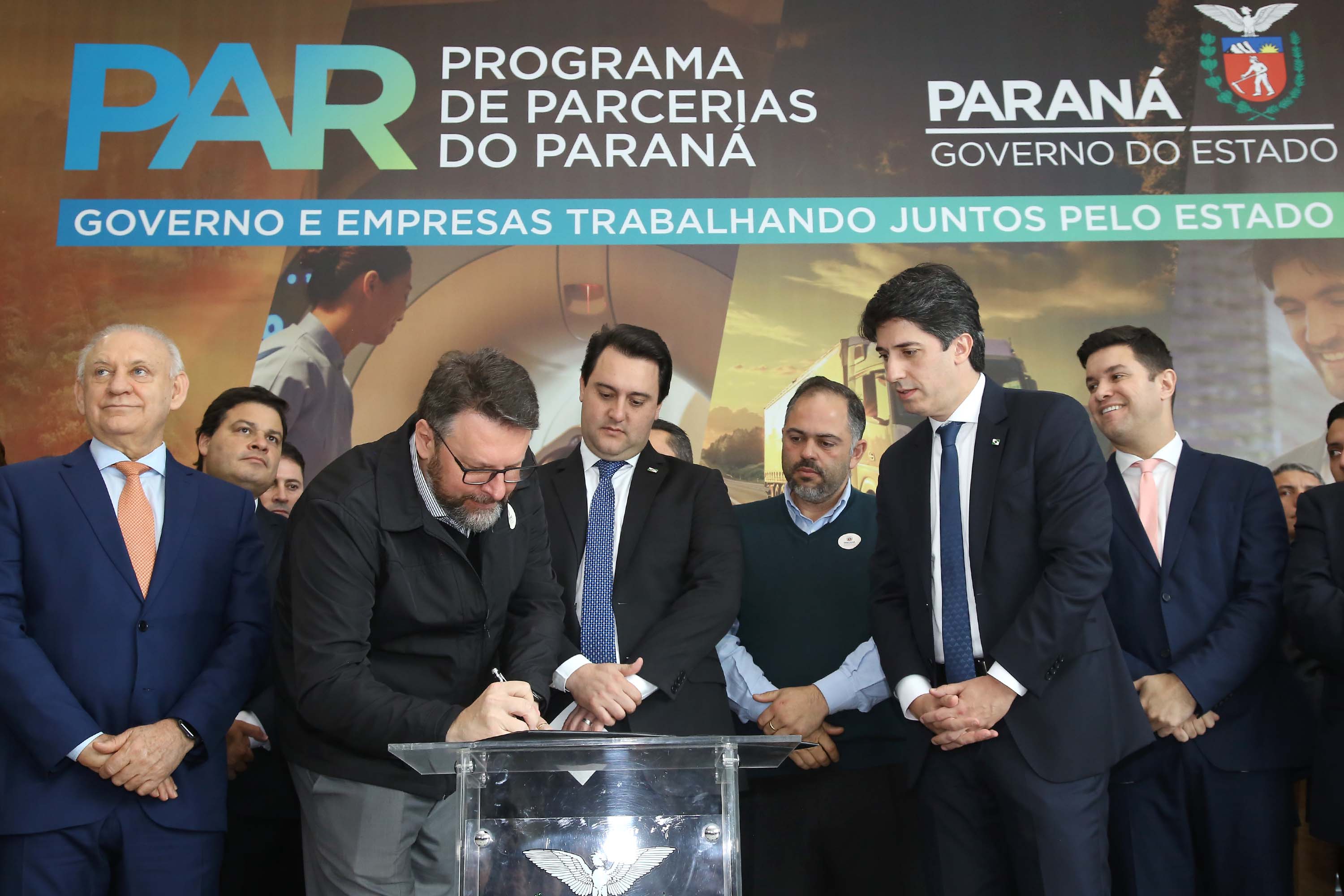O Governo do Paraná apresentou nesta segunda-feira (23), em evento com o governador Carlos Massa Ratinho Junior, no Palácio Iguaçu, a carteira de projetos de parcerias público-privadas (PPP). Serão apresentados projetos previstos, com estimativas de prazos, investimentos e um quadro com a evolução do planejamento de cada um. Curitiba,23/09/2019 Foto:Jaelson Lucas / AEN