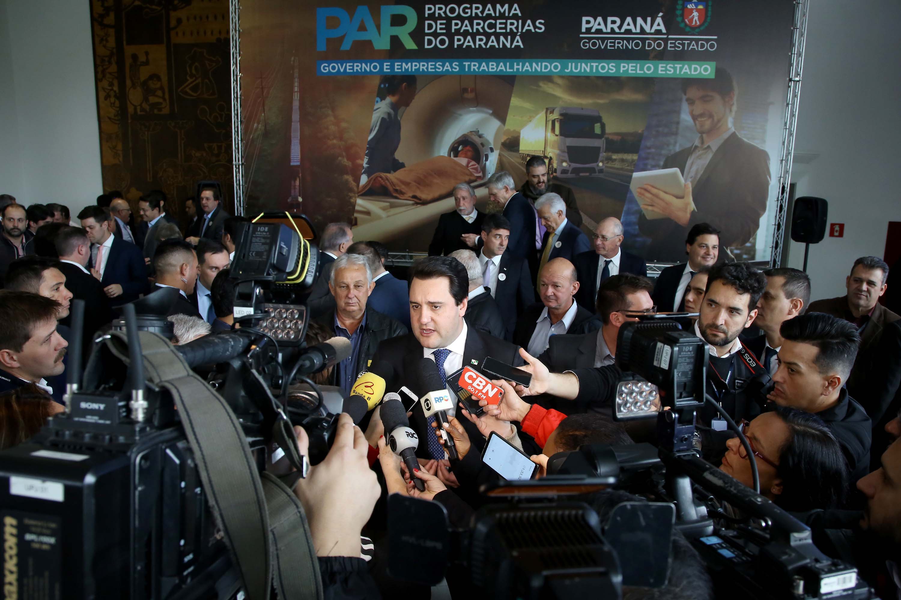 O Governo do Paraná apresentou nesta segunda-feira (23), em evento com o governador Carlos Massa Ratinho Junior, no Palácio Iguaçu, a carteira de projetos de parcerias público-privadas (PPP). Serão apresentados projetos previstos, com estimativas de prazos, investimentos e um quadro com a evolução do planejamento de cada um. Curitiba,23/09/2019 Foto:Jaelson Lucas / AEN