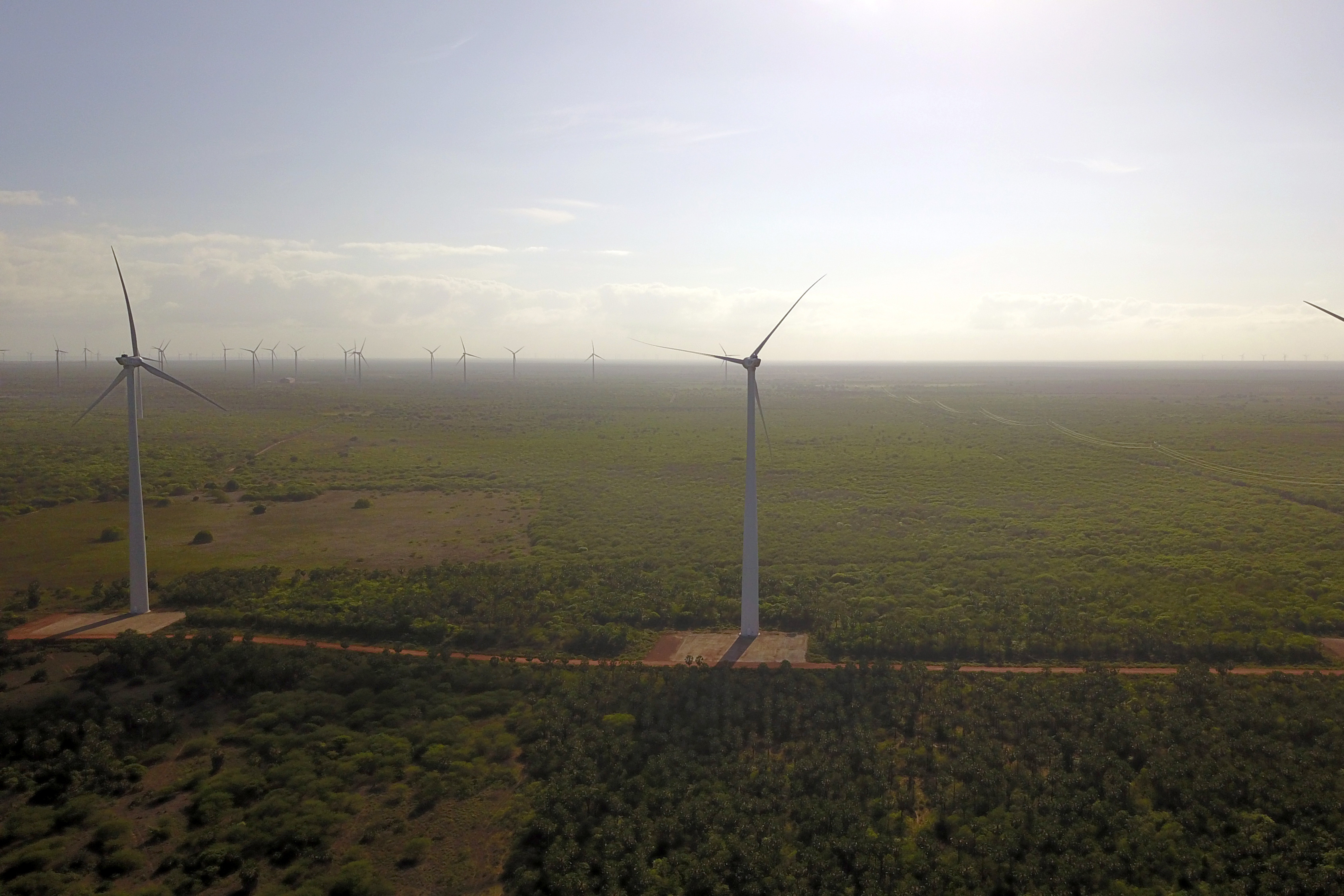 A Copel colocou em operação as três últimas unidades geradoras do Complexo Eólico Cutia, localizado nos municípios de São Bento do Norte e Pedra Grande, no litoral do Rio Grande do Norte. O empreendimento está 100% operacional e conta com sete parques eólicos que têm, em conjunto, 86 aerogeradores com potência total de 180,6 Megawatts (MW). Foto: Divulgação/Copel