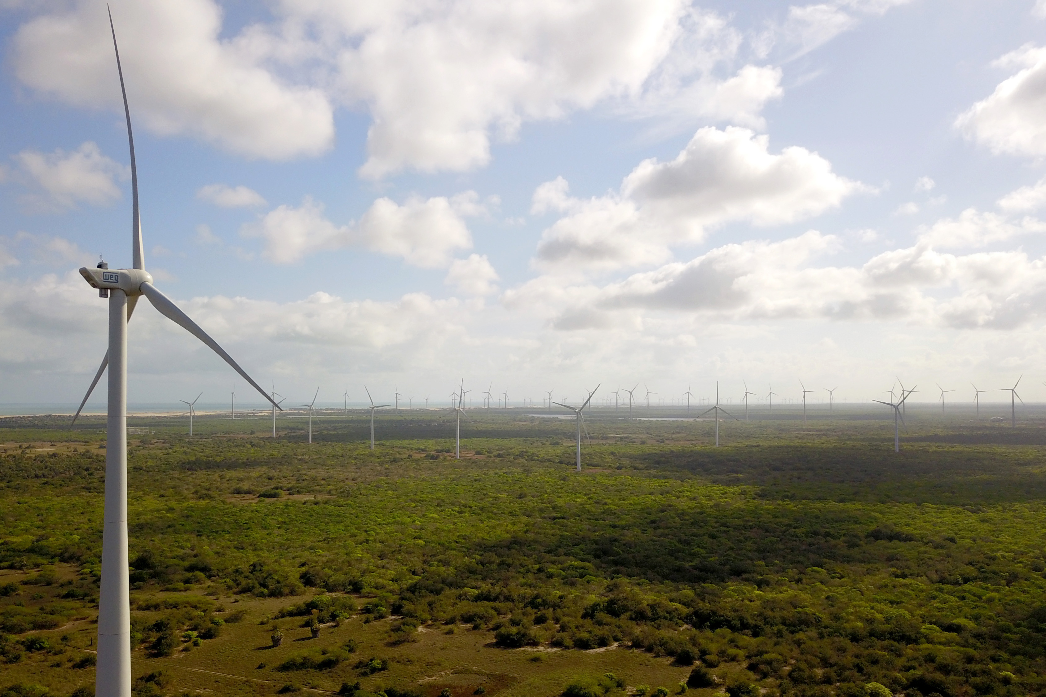 A Copel colocou em operação as três últimas unidades geradoras do Complexo Eólico Cutia, localizado nos municípios de São Bento do Norte e Pedra Grande, no litoral do Rio Grande do Norte. O empreendimento está 100% operacional e conta com sete parques eólicos que têm, em conjunto, 86 aerogeradores com potência total de 180,6 Megawatts (MW). Foto: Divulgação/Copel
