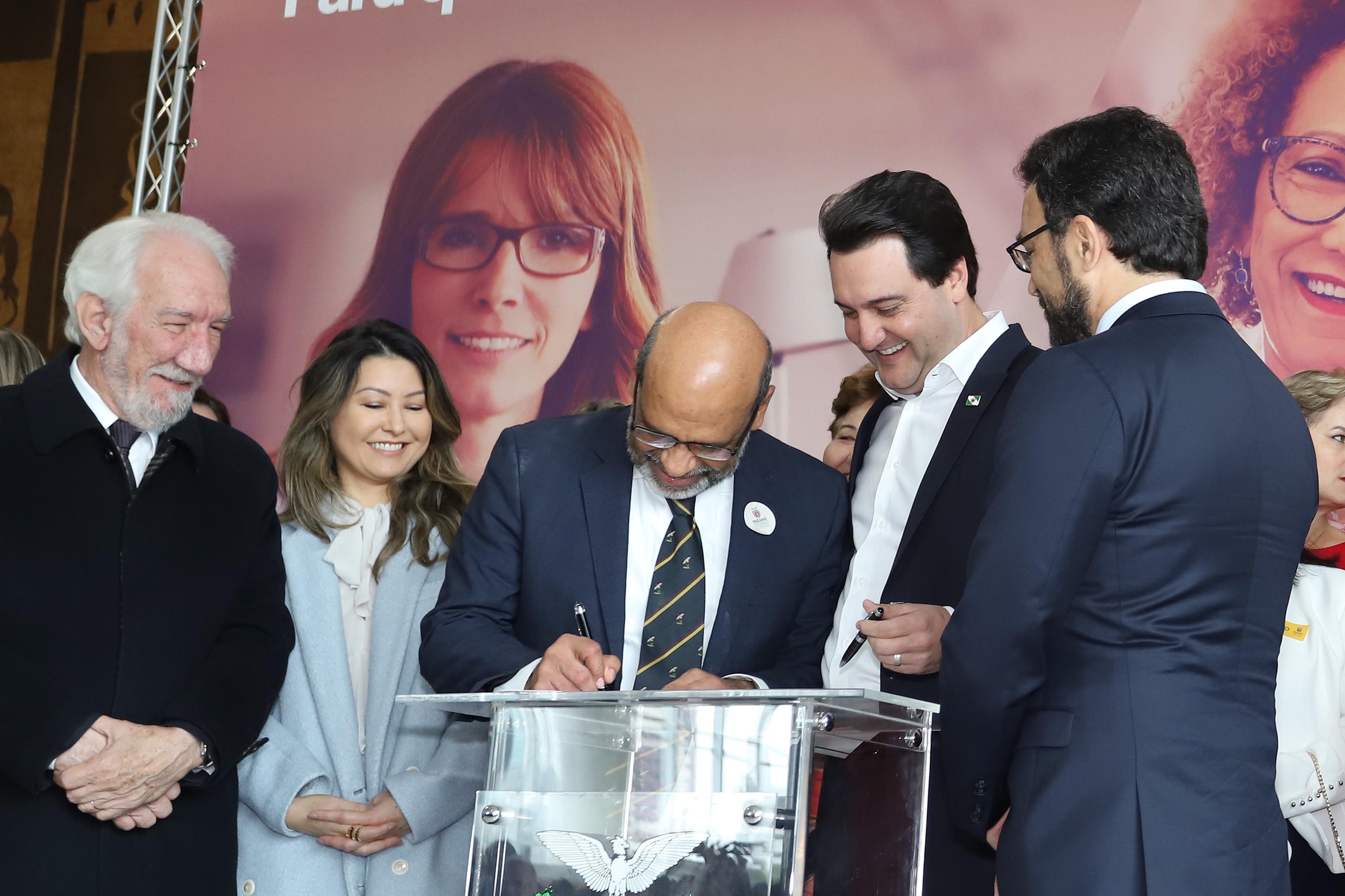 O governador Carlos Massa Ratinho Junior apresentou nesta terça-feira (24), no Palácio Iguaçu, em Curitiba, o Programa Banco da Mulher Paranaense. Participaram: vice-governador, Darci Piana; secretários:da Fazenda, Renê Garcia Junior; Chefe da Casa Civil, Guto Silva; presidente da Fomento Paraná, Heraldo Alves das Neves; deputados; entre outros.Curitiba, 24-09-19.Foto: Arnaldo Alves / AEN.