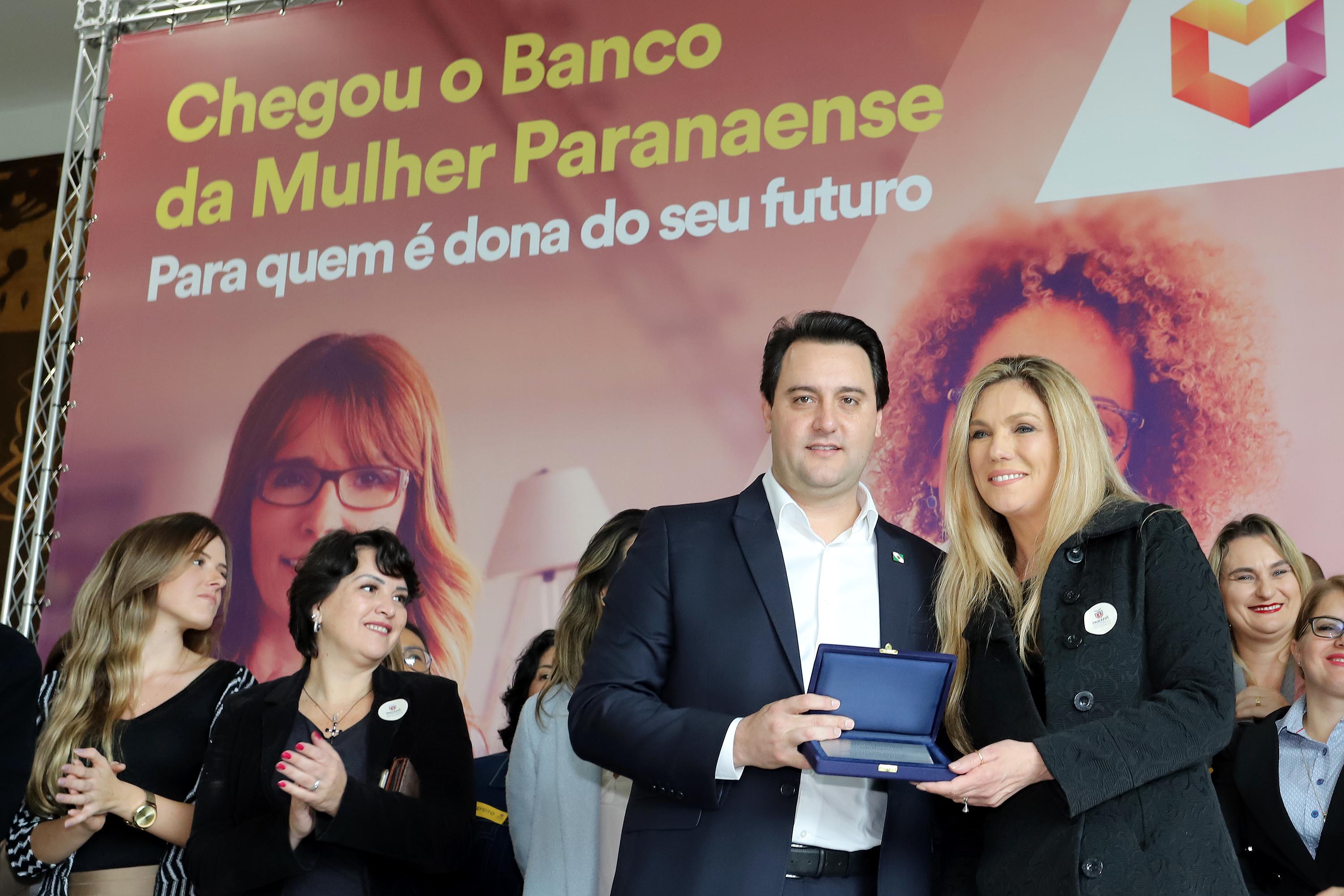 O governador Carlos Massa Ratinho Junior apresentou nesta terça-feira (24), no Palácio Iguaçu, em Curitiba, o Programa Banco da Mulher Paranaense. Participaram: vice-governador, Darci Piana; secretários:da Fazenda, Renê Garcia Junior; Chefe da Casa Civil, Guto Silva; presidente da Fomento Paraná, Heraldo Alves das Neves; deputados; entre outros. N/F: fundadora do Clube da Alice, Monica Balestieri Berlitz.Curitiba, 24-09-19.Foto: Arnaldo Alves / AEN.