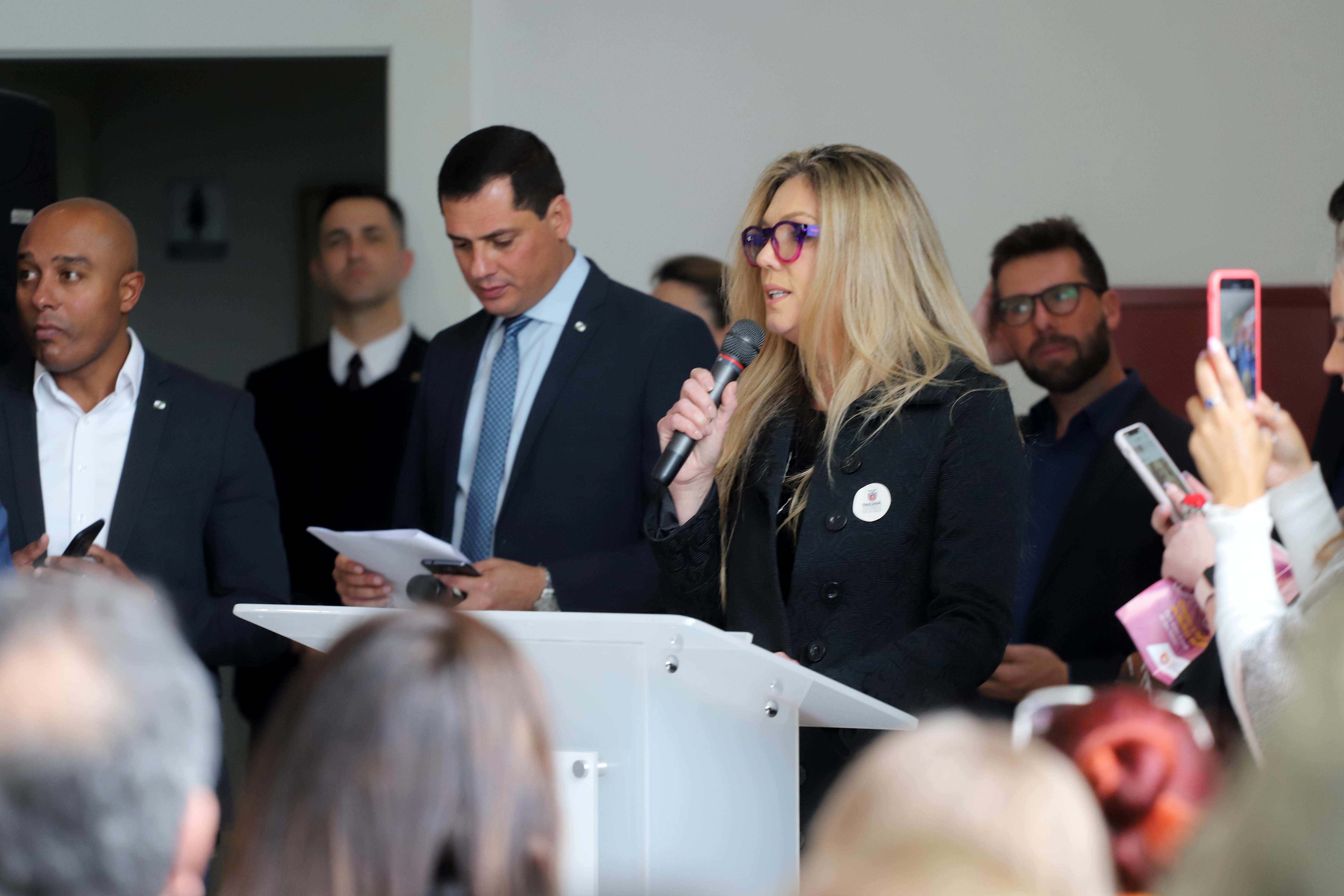 O governador Carlos Massa Ratinho Junior apresentou nesta terça-feira (24), no Palácio Iguaçu, em Curitiba, o Programa Banco da Mulher Paranaense. Participaram: vice-governador, Darci Piana; secretários:da Fazenda, Renê Garcia Junior; Chefe da Casa Civil, Guto Silva; presidente da Fomento Paraná, Heraldo Alves das Neves; deputados; entre outros. N/F: fundadora do Clube da Alice, Monica Balestieri Berlitz.Curitiba, 24-09-19.Foto: Arnaldo Alves / AEN.