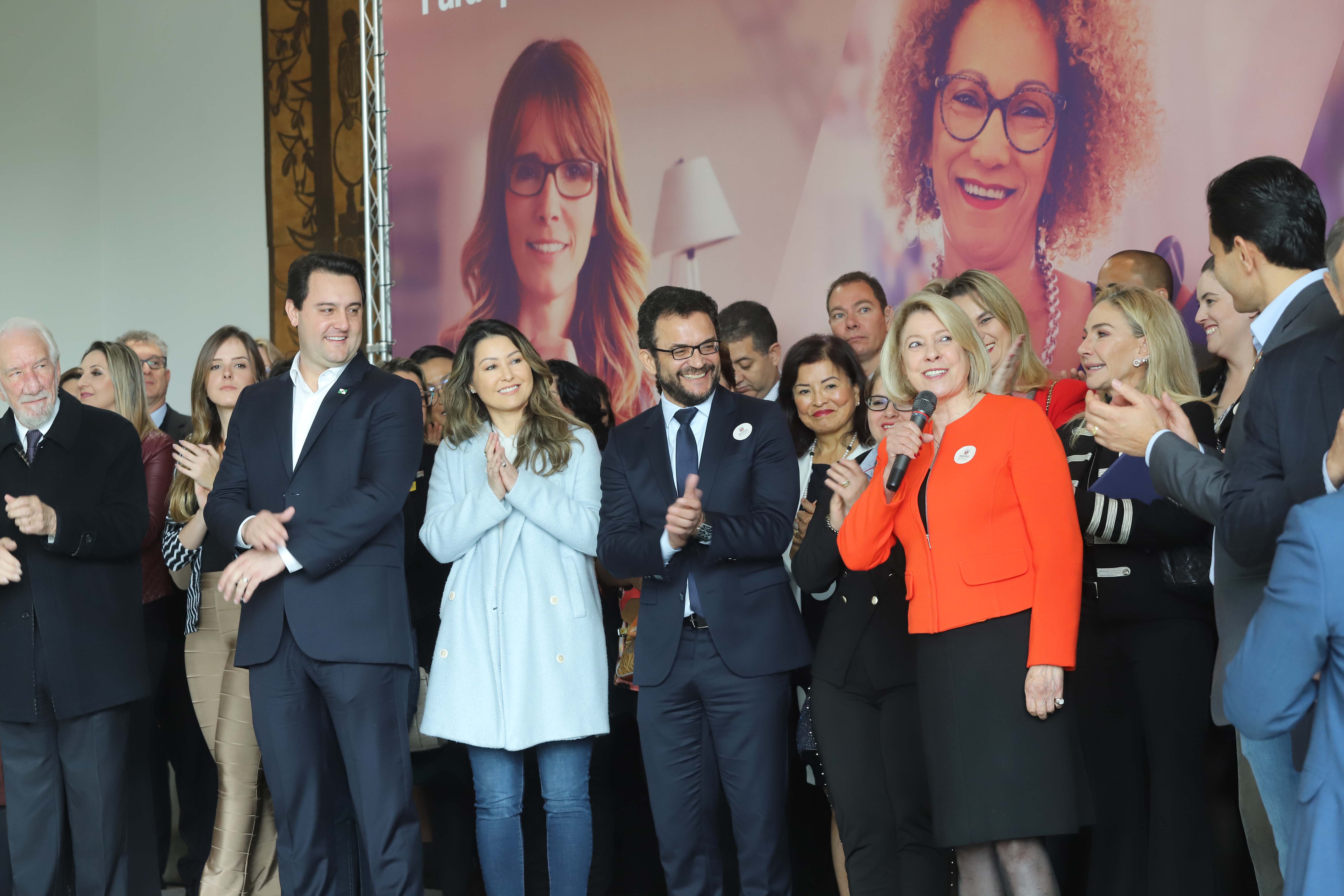 O governador Carlos Massa Ratinho Junior apresentou nesta terça-feira (24), no Palácio Iguaçu, em Curitiba, o Programa Banco da Mulher Paranaense. Participaram: vice-governador, Darci Piana; secretários:da Fazenda, Renê Garcia Junior; Chefe da Casa Civil, Guto Silva; presidente da Fomento Paraná, Heraldo Alves das Neves; deputados; entre outros. N/F: Emília Belinatti, Fomento Paraná.Curitiba, 24-09-19.Foto: Arnaldo Alves / AEN.