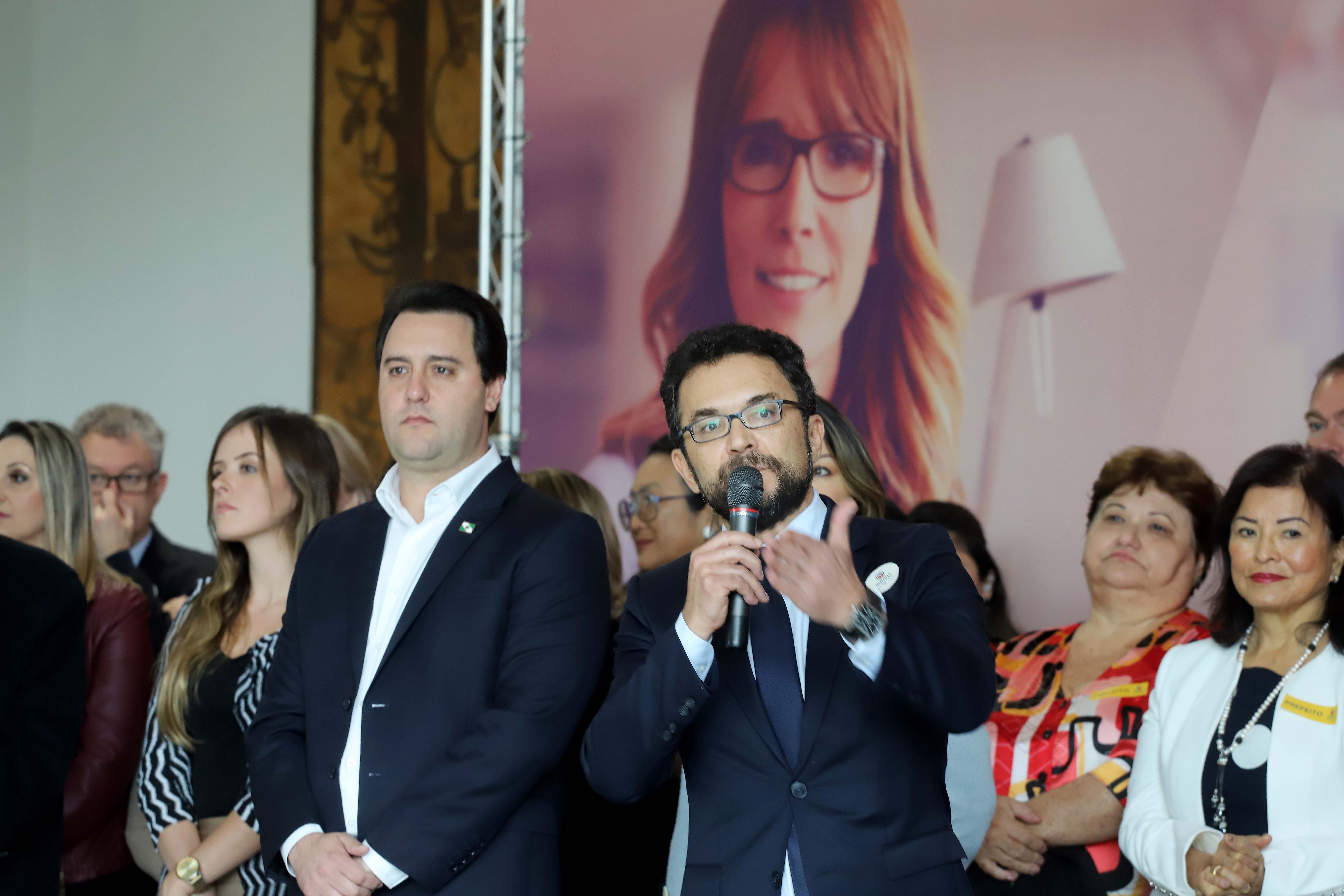 O governador Carlos Massa Ratinho Junior apresentou nesta terça-feira (24), no Palácio Iguaçu, em Curitiba, o Programa Banco da Mulher Paranaense. Participaram: vice-governador, Darci Piana; secretários:da Fazenda, Renê Garcia Junior; Chefe da Casa Civil, Guto Silva; presidente da Fomento Paraná, Heraldo Alves das Neves; deputados; entre outros. N/F: presidente da Fomento Paraná, Heraldo Alves das Neves.Curitiba, 24-09-19.Foto: Arnaldo Alves / AEN.