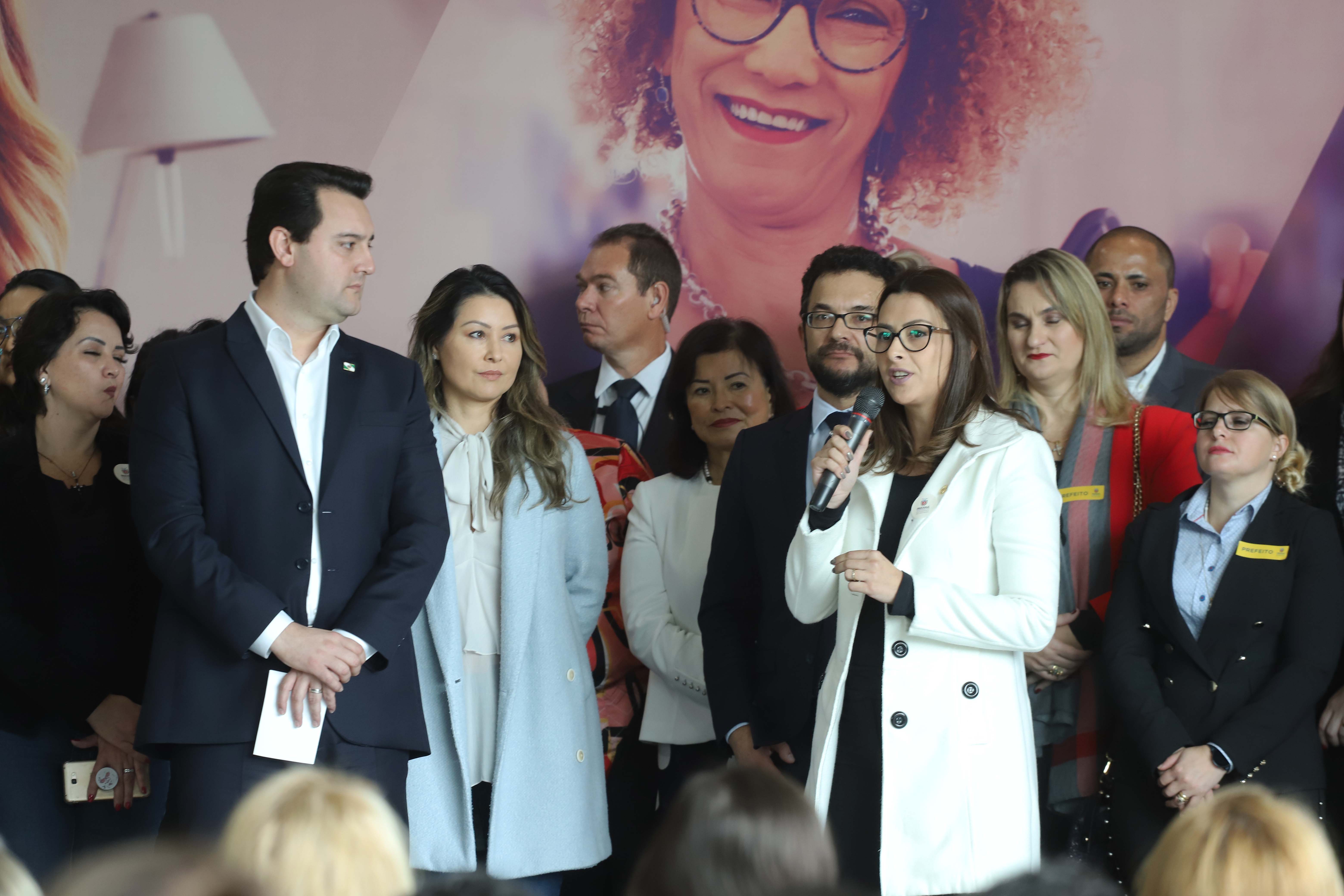 O governador Carlos Massa Ratinho Junior apresentou nesta terça-feira (24), no Palácio Iguaçu, em Curitiba, o Programa Banco da Mulher Paranaense. Participaram: vice-governador, Darci Piana; secretários:da Fazenda, Renê Garcia Junior; Chefe da Casa Civil, Guto Silva; presidente da Fomento Paraná, Heraldo Alves das Neves; deputados; entre outros. N/F: deputada Mabel Canto.Curitiba, 24-09-19.Foto: Arnaldo Alves / AEN.