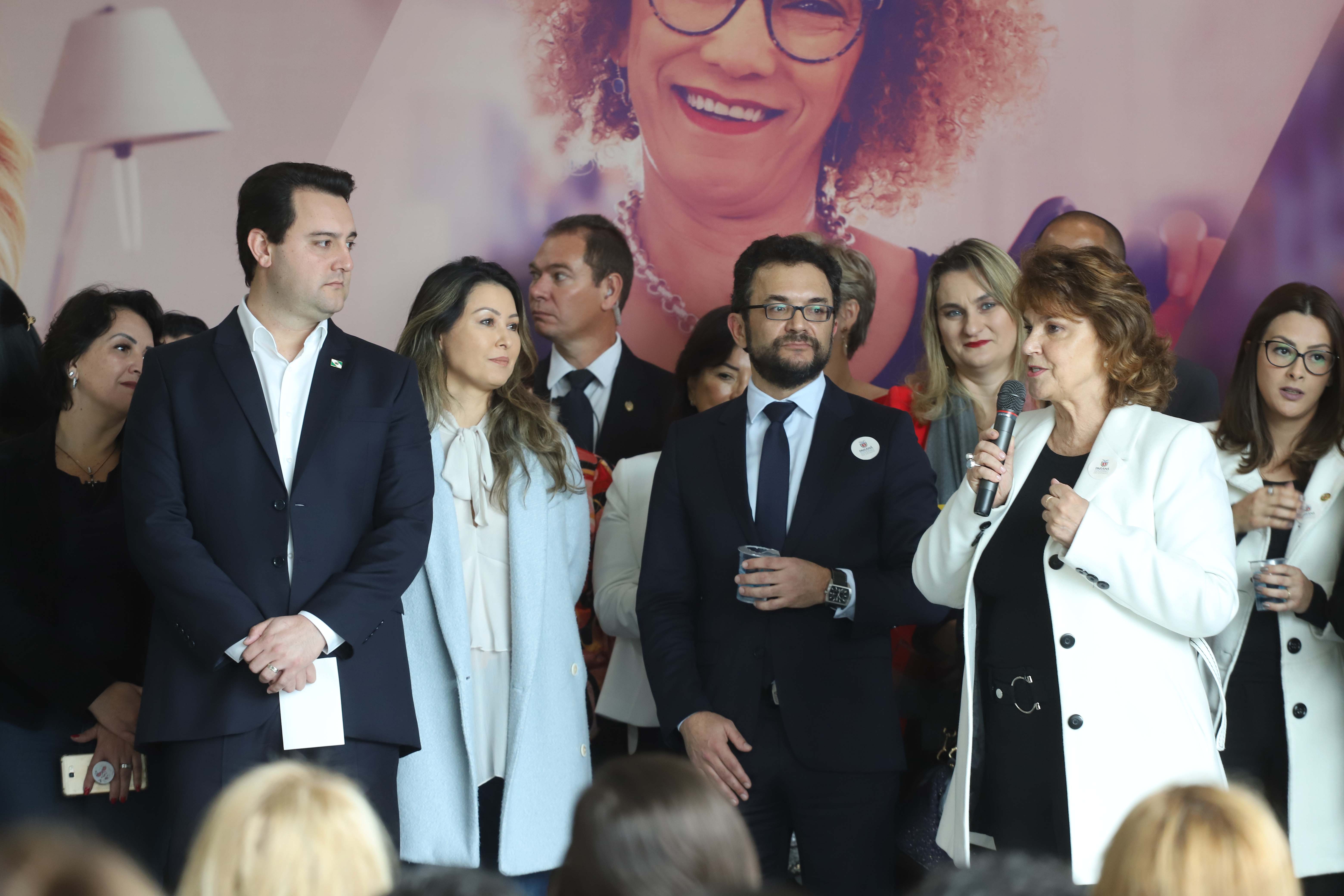 O governador Carlos Massa Ratinho Junior apresentou nesta terça-feira (24), no Palácio Iguaçu, em Curitiba, o Programa Banco da Mulher Paranaense. Participaram: vice-governador, Darci Piana; secretários:da Fazenda, Renê Garcia Junior; Chefe da Casa Civil, Guto Silva; presidente da Fomento Paraná, Heraldo Alves das Neves; deputados; entre outros. N/F: deputada Cristina Silvestri.Curitiba, 24-09-19.Foto: Arnaldo Alves / AEN.