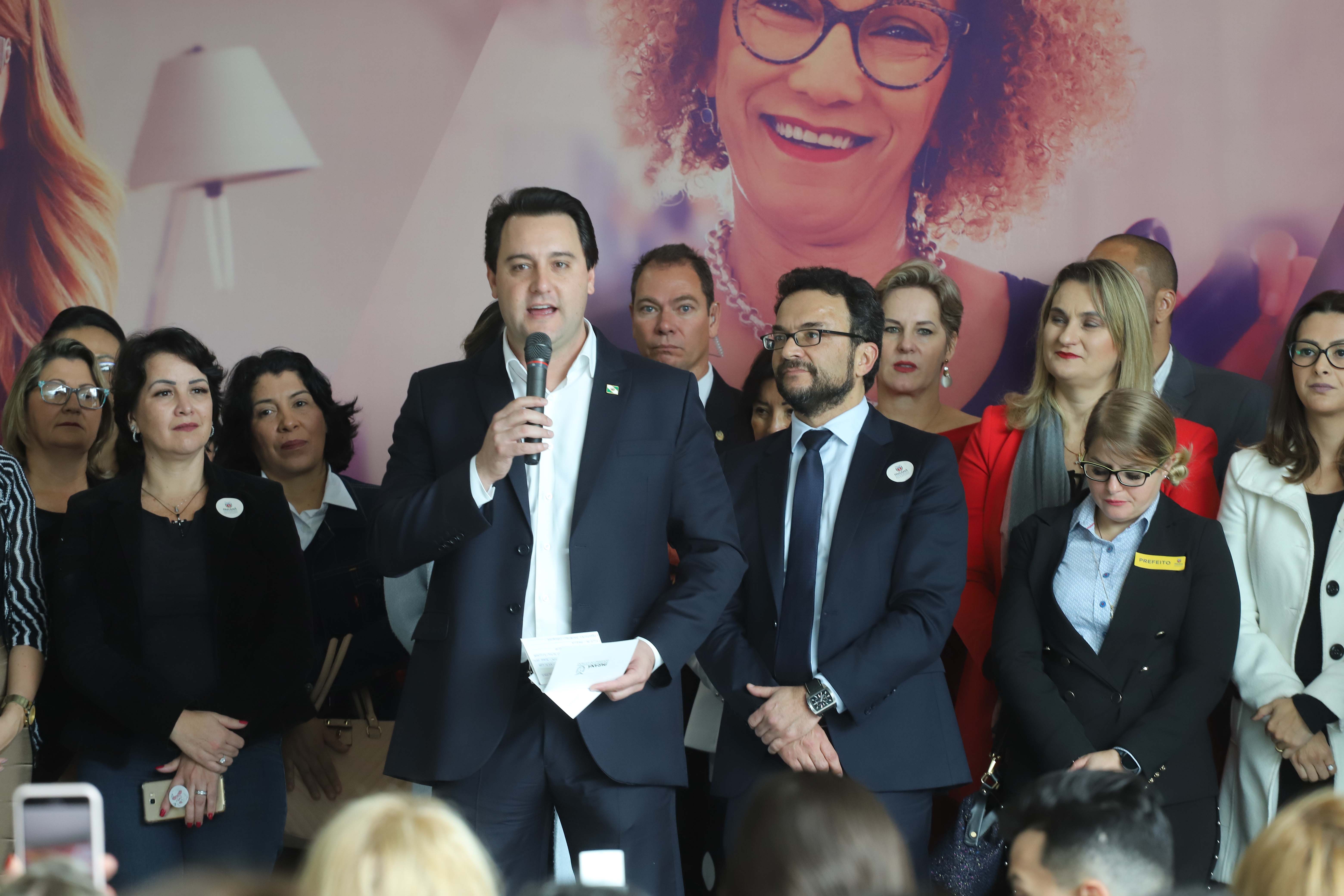 O governador Carlos Massa Ratinho Junior apresentou nesta terça-feira (24), no Palácio Iguaçu, em Curitiba, o Programa Banco da Mulher Paranaense. Participaram: vice-governador, Darci Piana; secretários:da Fazenda, Renê Garcia Junior; Chefe da Casa Civil, Guto Silva; presidente da Fomento Paraná, Heraldo Alves das Neves; deputados; entre outros.Curitiba, 24-09-19.Foto: Arnaldo Alves / AEN.