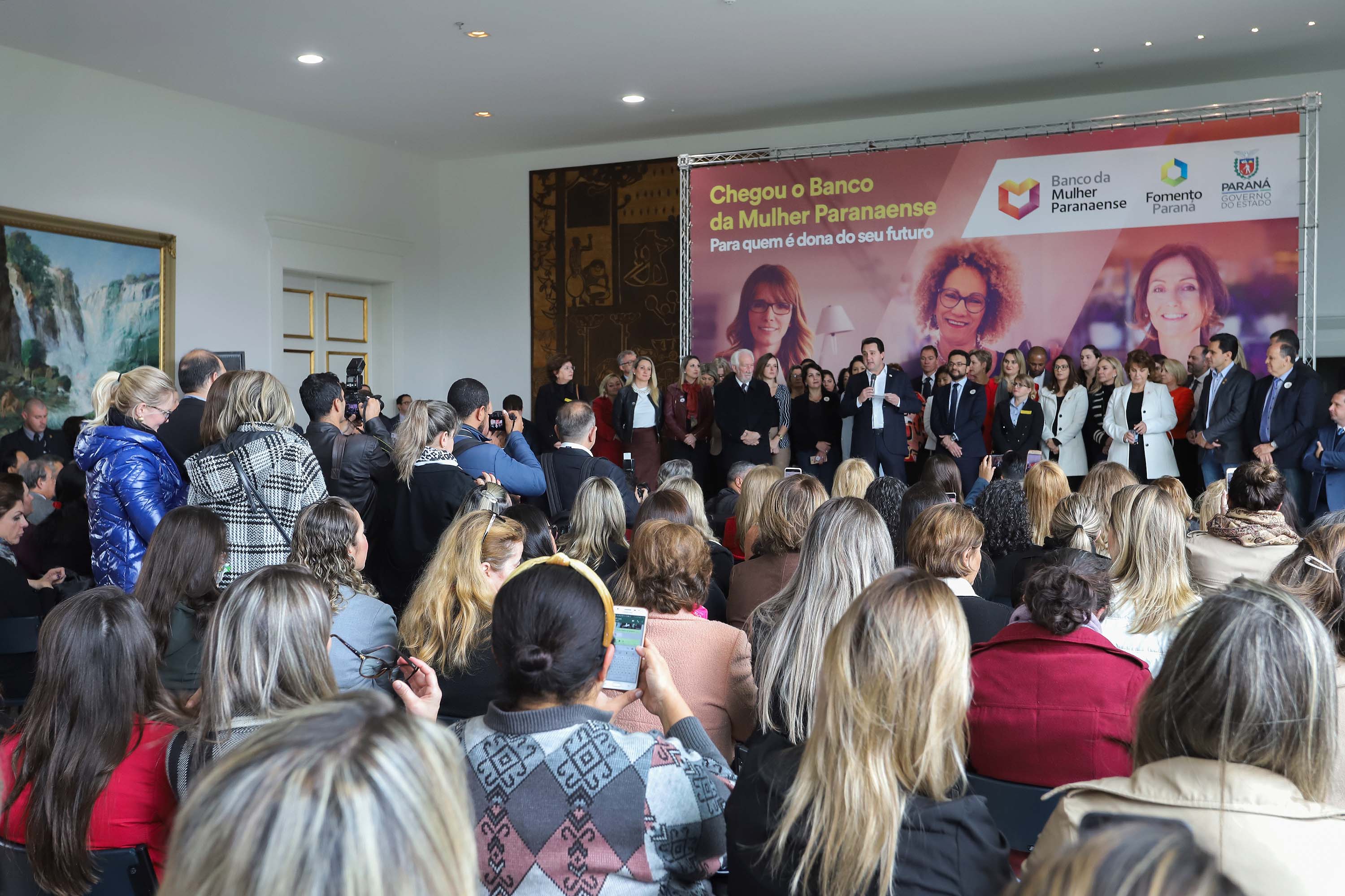 O governador Carlos Massa Ratinho Junior apresentou nesta terça-feira (24), no Palácio Iguaçu, em Curitiba, o Programa Banco da Mulher Paranaense. Participaram: vice-governador, Darci Piana; secretários:da Fazenda, Renê Garcia Junior; Chefe da Casa Civil, Guto Silva; presidente da Fomento Paraná, Heraldo Alves das Neves; deputados; entre outros.Curitiba, 24-09-19.Foto: Arnaldo Alves / AEN.