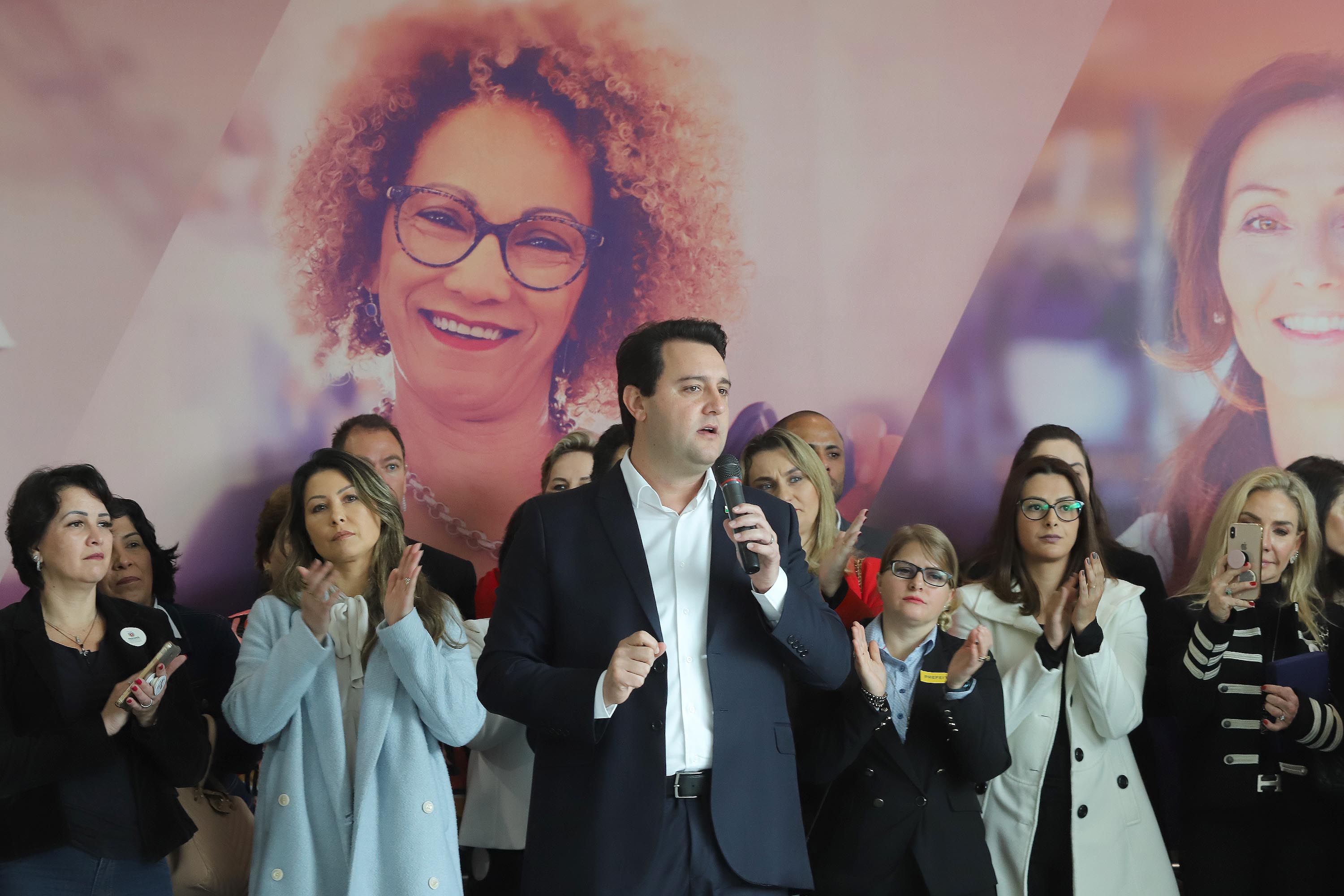O governador Carlos Massa Ratinho Junior apresentou nesta terça-feira (24), no Palácio Iguaçu, em Curitiba, o Programa Banco da Mulher Paranaense. Participaram: vice-governador, Darci Piana; secretários:da Fazenda, Renê Garcia Junior; Chefe da Casa Civil, Guto Silva; presidente da Fomento Paraná, Heraldo Alves das Neves; deputados; entre outros.Curitiba, 24-09-19.Foto: Arnaldo Alves / AEN.