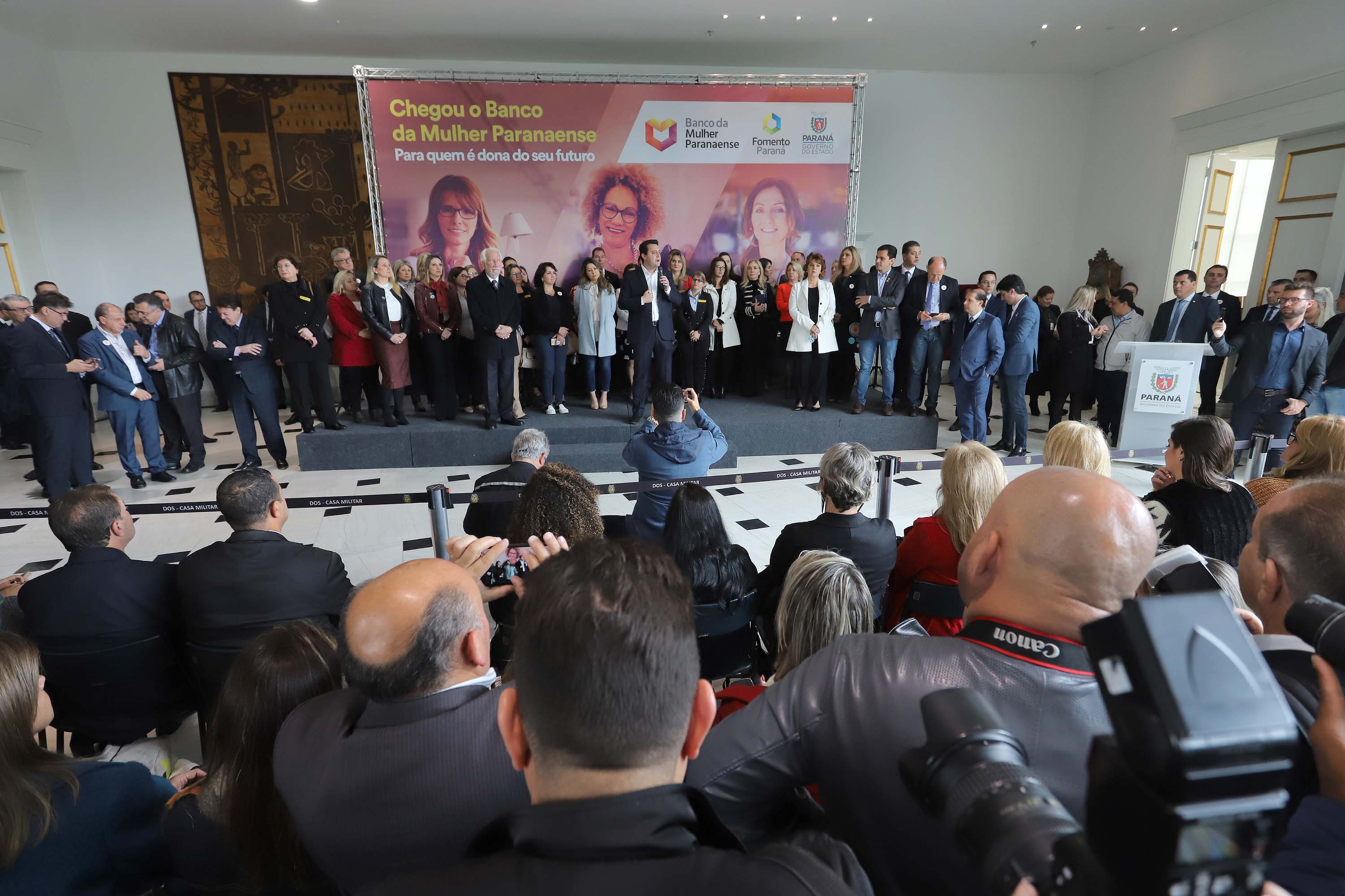 O governador Carlos Massa Ratinho Junior apresentou nesta terça-feira (24), no Palácio Iguaçu, em Curitiba, o Programa Banco da Mulher Paranaense. Participaram: vice-governador, Darci Piana; secretários:da Fazenda, Renê Garcia Junior; Chefe da Casa Civil, Guto Silva; presidente da Fomento Paraná, Heraldo Alves das Neves; deputados; entre outros.Curitiba, 24-09-19.Foto: Arnaldo Alves / AEN.