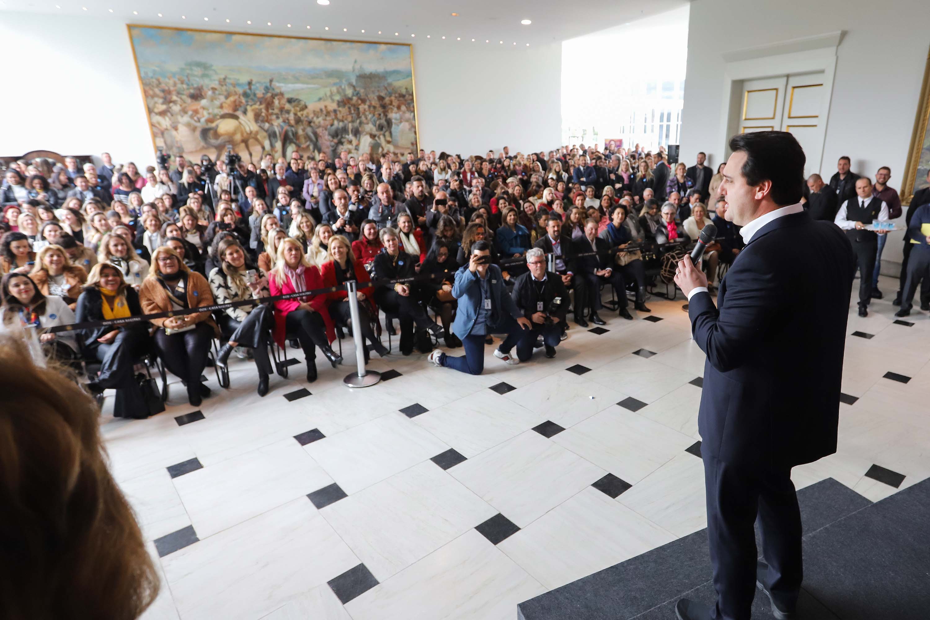 O governador Carlos Massa Ratinho Junior apresentou nesta terça-feira (24), no Palácio Iguaçu, em Curitiba, o Programa Banco da Mulher Paranaense. Participaram: vice-governador, Darci Piana; secretários:da Fazenda, Renê Garcia Junior; Chefe da Casa Civil, Guto Silva; presidente da Fomento Paraná, Heraldo Alves das Neves; deputados; entre outros.Curitiba, 24-09-19.Foto: Arnaldo Alves / AEN.