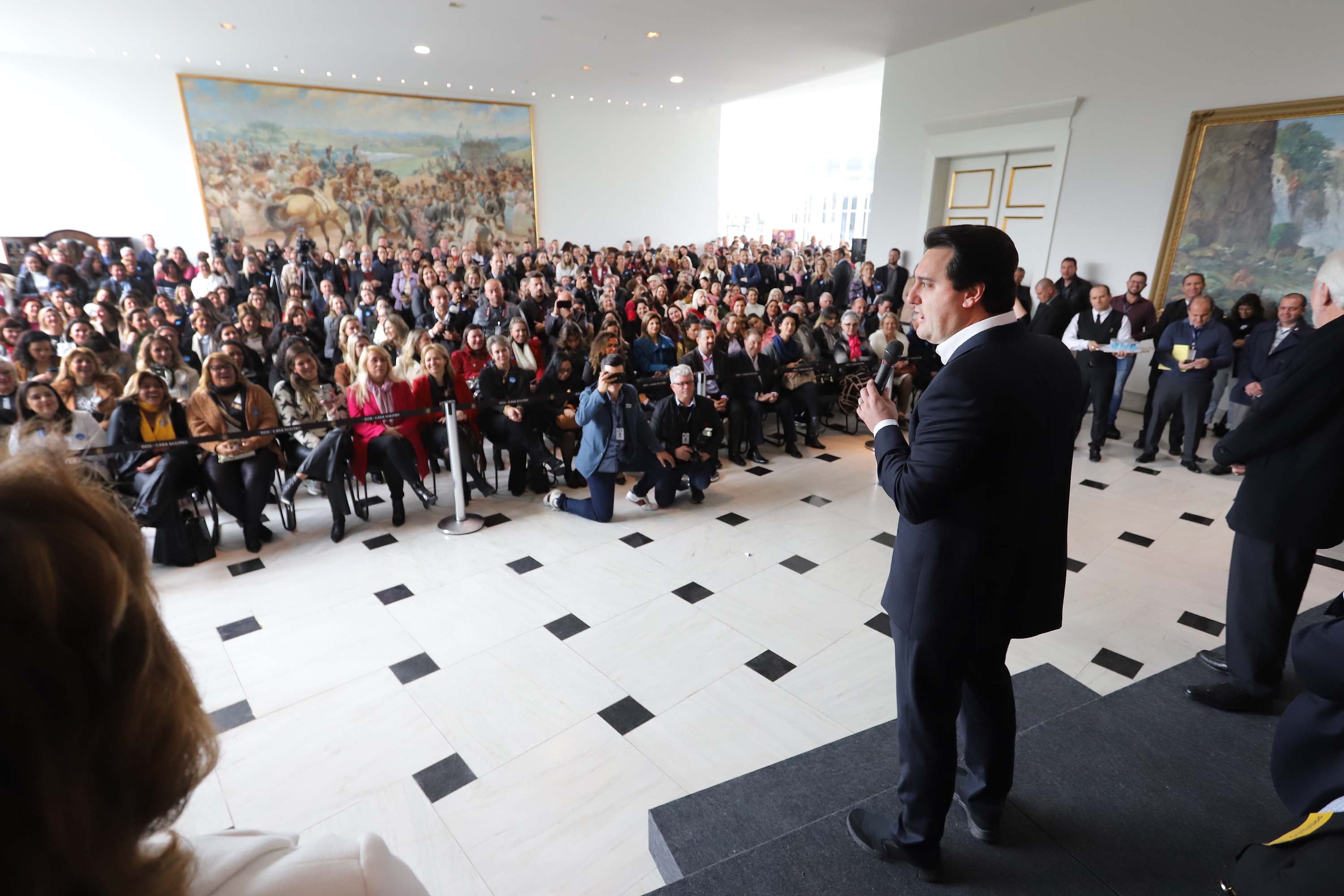 O governador Carlos Massa Ratinho Junior apresentou nesta terça-feira (24), no Palácio Iguaçu, em Curitiba, o Programa Banco da Mulher Paranaense. Participaram: vice-governador, Darci Piana; secretários:da Fazenda, Renê Garcia Junior; Chefe da Casa Civil, Guto Silva; presidente da Fomento Paraná, Heraldo Alves das Neves; deputados; entre outros.Curitiba, 24-09-19.Foto: Arnaldo Alves / AEN.