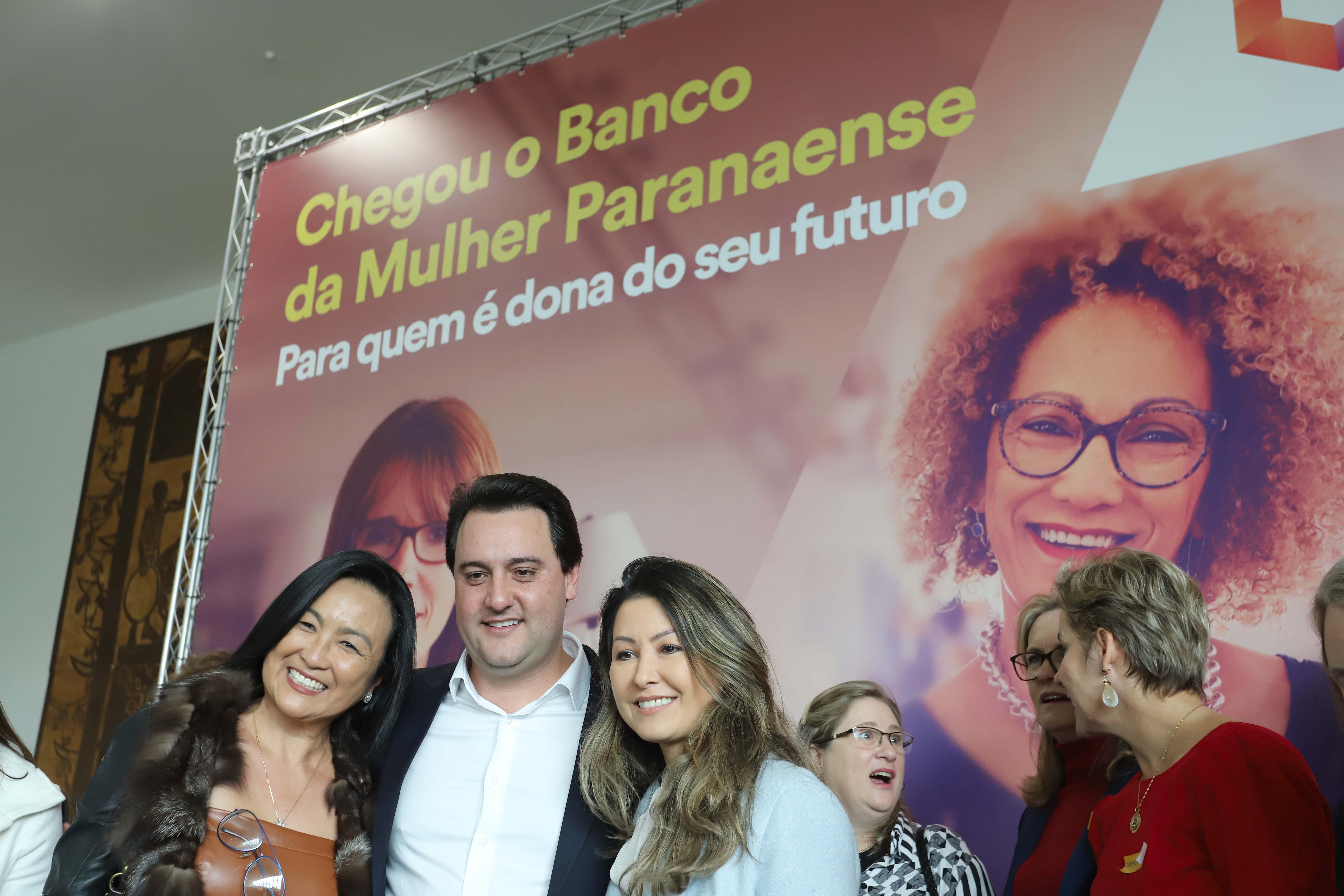O governador Carlos Massa Ratinho Junior apresentou nesta terça-feira (24), no Palácio Iguaçu, em Curitiba, o Programa Banco da Mulher Paranaense. Participaram: vice-governador, Darci Piana; secretários:da Fazenda, Renê Garcia Junior; Chefe da Casa Civil, Guto Silva; presidente da Fomento Paraná, Heraldo Alves das Neves; deputados; entre outros.Curitiba, 24-09-19.Foto: Arnaldo Alves / AEN.