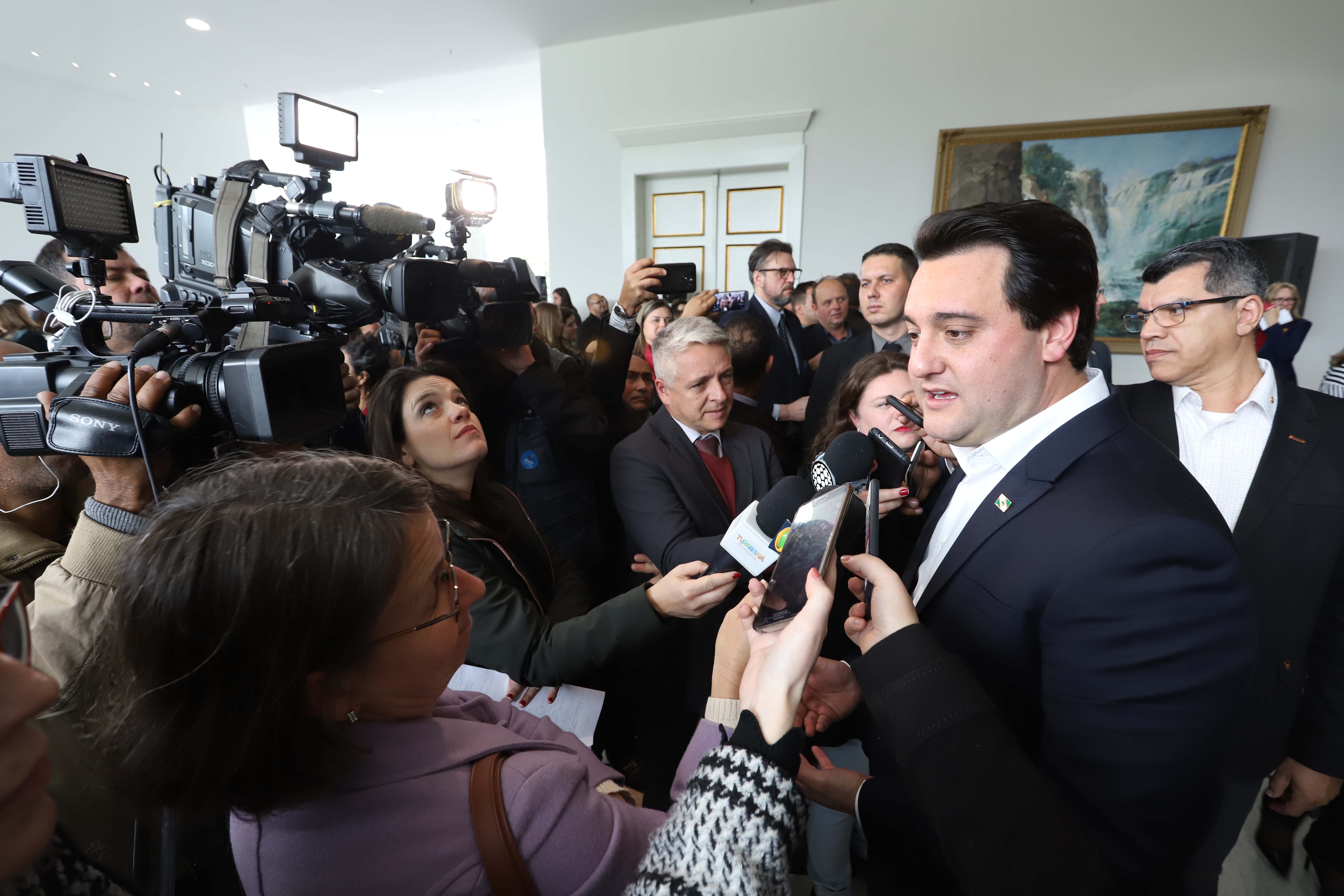 O governador Carlos Massa Ratinho Junior apresentou nesta terça-feira (24), no Palácio Iguaçu, em Curitiba, o Programa Banco da Mulher Paranaense. Participaram: vice-governador, Darci Piana; secretários:da Fazenda, Renê Garcia Junior; Chefe da Casa Civil, Guto Silva; presidente da Fomento Paraná, Heraldo Alves das Neves; deputados; entre outros.Curitiba, 24-09-19.Foto: Arnaldo Alves / AEN.
