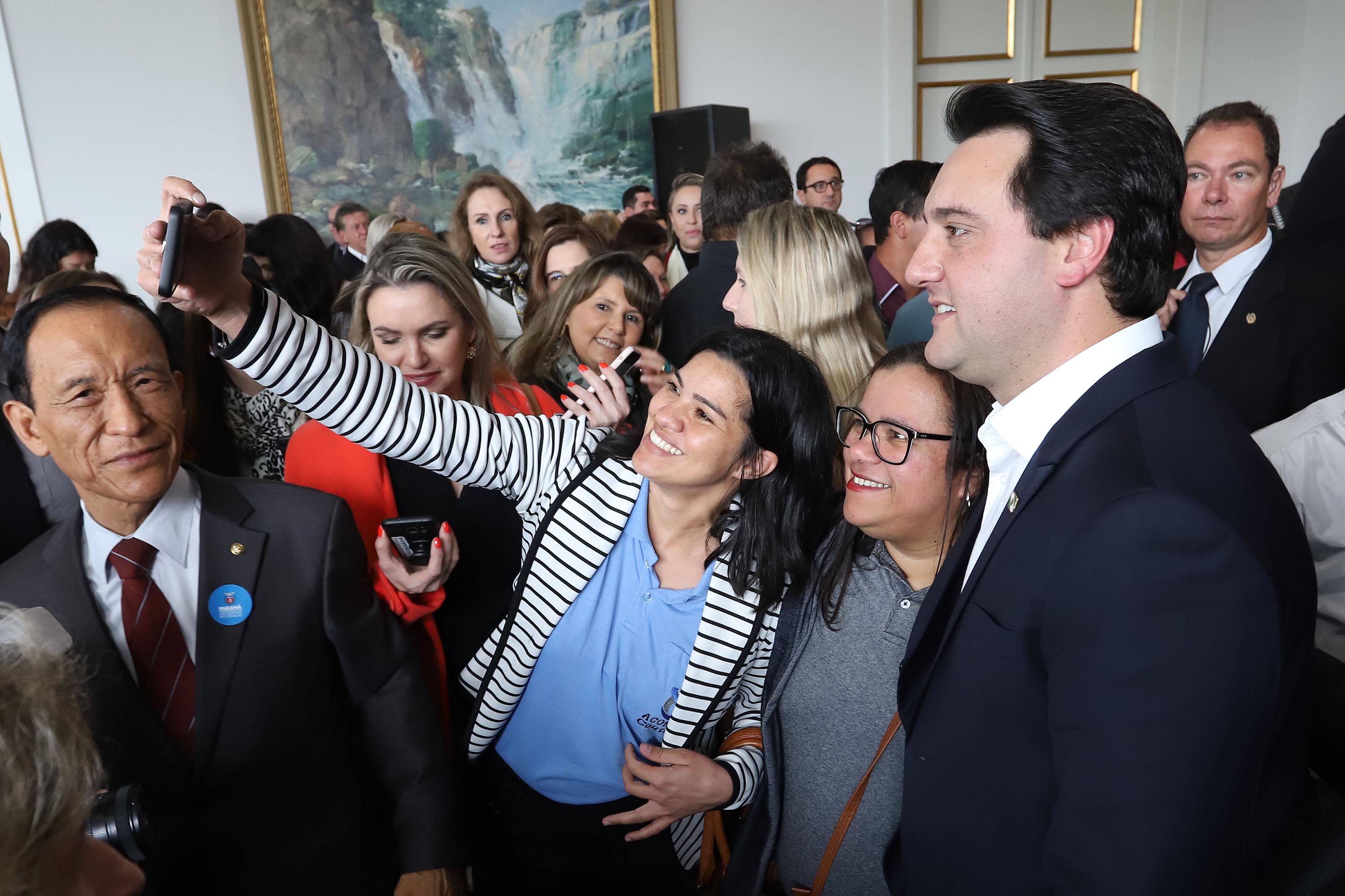 O governador Carlos Massa Ratinho Junior apresentou nesta terça-feira (24), no Palácio Iguaçu, em Curitiba, o Programa Banco da Mulher Paranaense. Participaram: vice-governador, Darci Piana; secretários:da Fazenda, Renê Garcia Junior; Chefe da Casa Civil, Guto Silva; presidente da Fomento Paraná, Heraldo Alves das Neves; deputados; entre outros.Curitiba, 24-09-19.Foto: Arnaldo Alves / AEN.