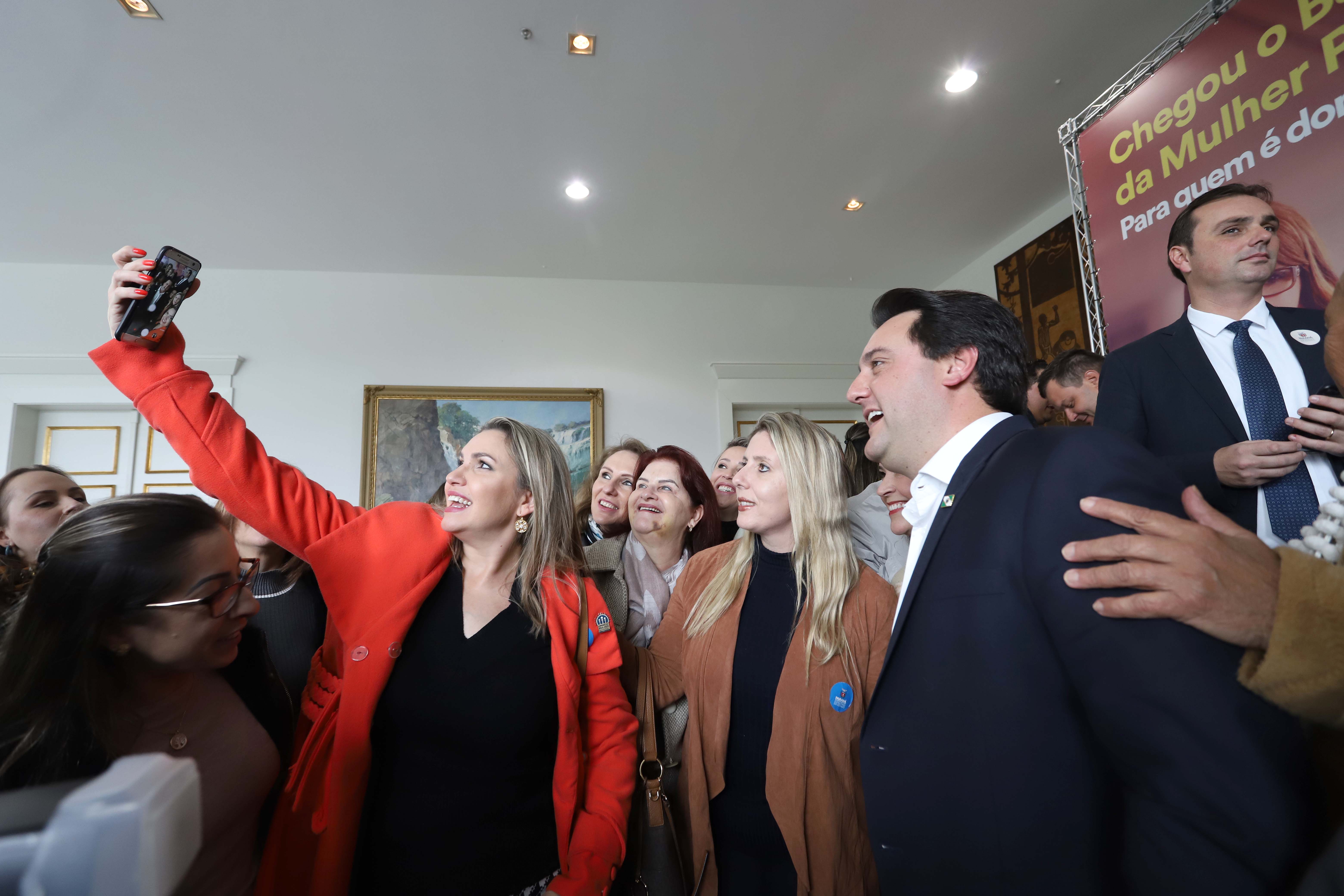 O governador Carlos Massa Ratinho Junior apresentou nesta terça-feira (24), no Palácio Iguaçu, em Curitiba, o Programa Banco da Mulher Paranaense. Participaram: vice-governador, Darci Piana; secretários:da Fazenda, Renê Garcia Junior; Chefe da Casa Civil, Guto Silva; presidente da Fomento Paraná, Heraldo Alves das Neves; deputados; entre outros.Curitiba, 24-09-19.Foto: Arnaldo Alves / AEN.