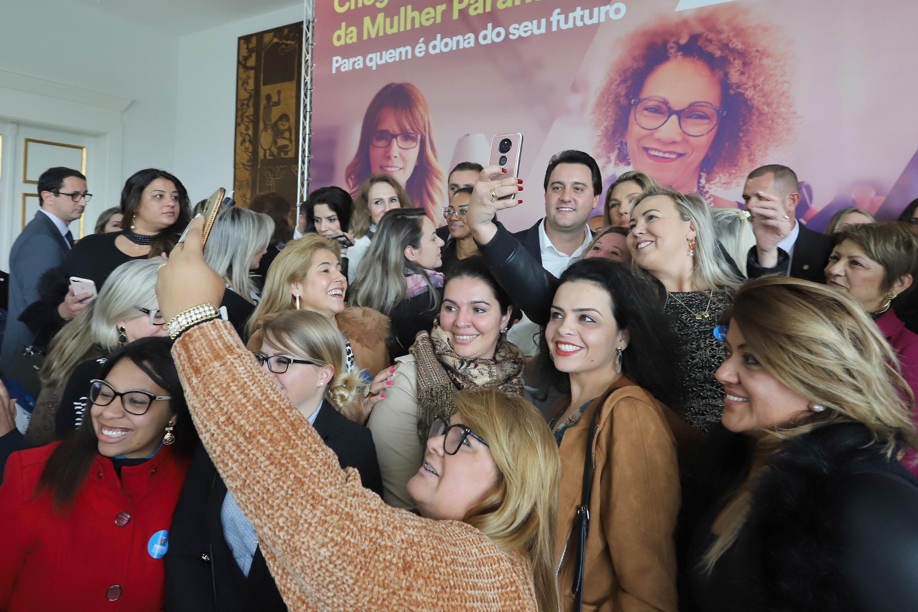 O governador Carlos Massa Ratinho Junior apresentou nesta terça-feira (24), no Palácio Iguaçu, em Curitiba, o Programa Banco da Mulher Paranaense. Participaram: vice-governador, Darci Piana; secretários:da Fazenda, Renê Garcia Junior; Chefe da Casa Civil, Guto Silva; presidente da Fomento Paraná, Heraldo Alves das Neves; deputados; entre outros.Curitiba, 24-09-19.Foto: Arnaldo Alves / AEN.