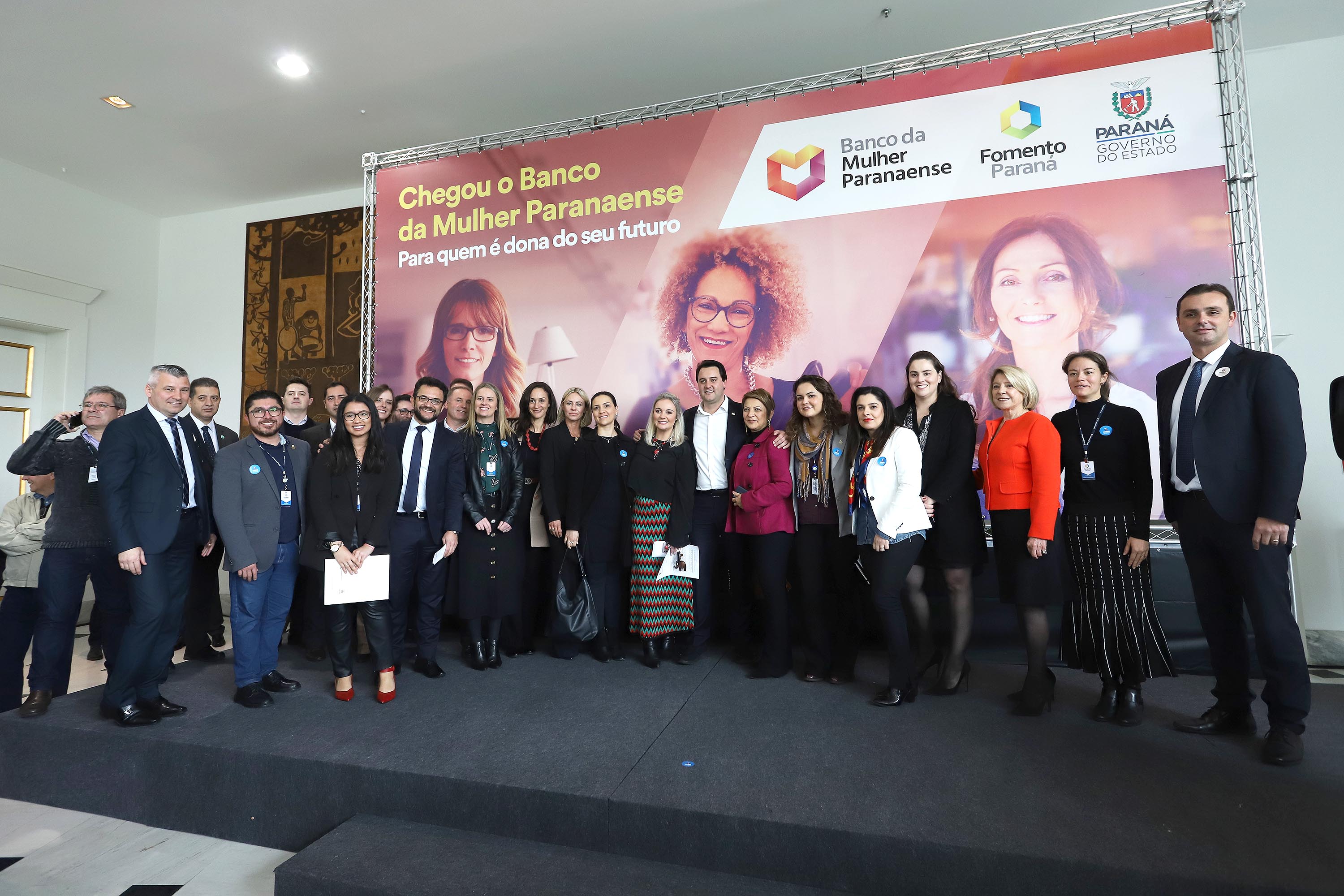 O governador Carlos Massa Ratinho Junior apresentou nesta terça-feira (24), no Palácio Iguaçu, em Curitiba, o Programa Banco da Mulher Paranaense. Participaram: vice-governador, Darci Piana; secretários:da Fazenda, Renê Garcia Junior; Chefe da Casa Civil, Guto Silva; presidente da Fomento Paraná, Heraldo Alves das Neves; deputados; entre outros.Curitiba, 24-09-19.Foto: Arnaldo Alves / AEN.