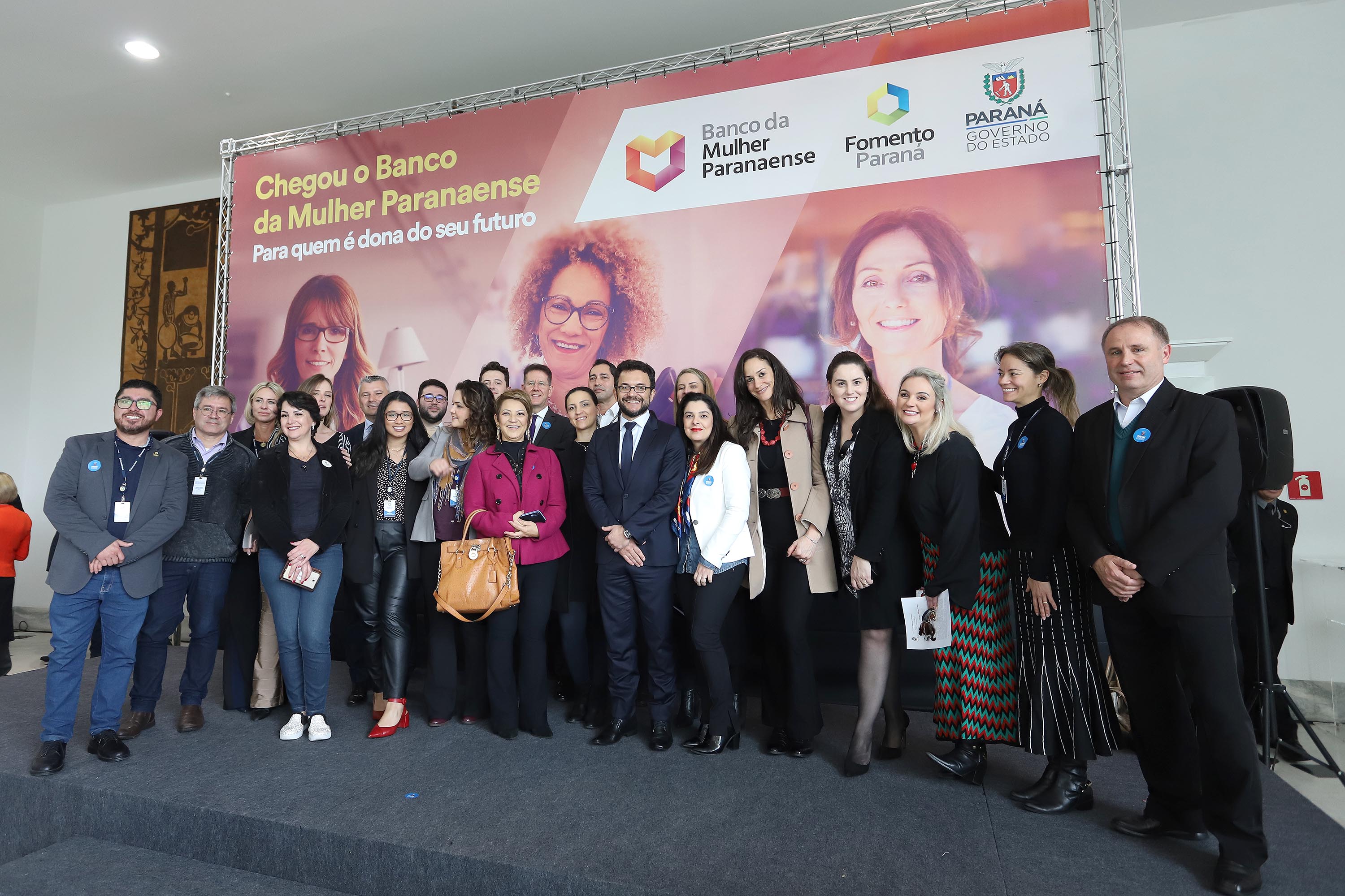 O governador Carlos Massa Ratinho Junior apresentou nesta terça-feira (24), no Palácio Iguaçu, em Curitiba, o Programa Banco da Mulher Paranaense. Participaram: vice-governador, Darci Piana; secretários:da Fazenda, Renê Garcia Junior; Chefe da Casa Civil, Guto Silva; presidente da Fomento Paraná, Heraldo Alves das Neves; deputados; entre outros.Curitiba, 24-09-19.Foto: Arnaldo Alves / AEN.