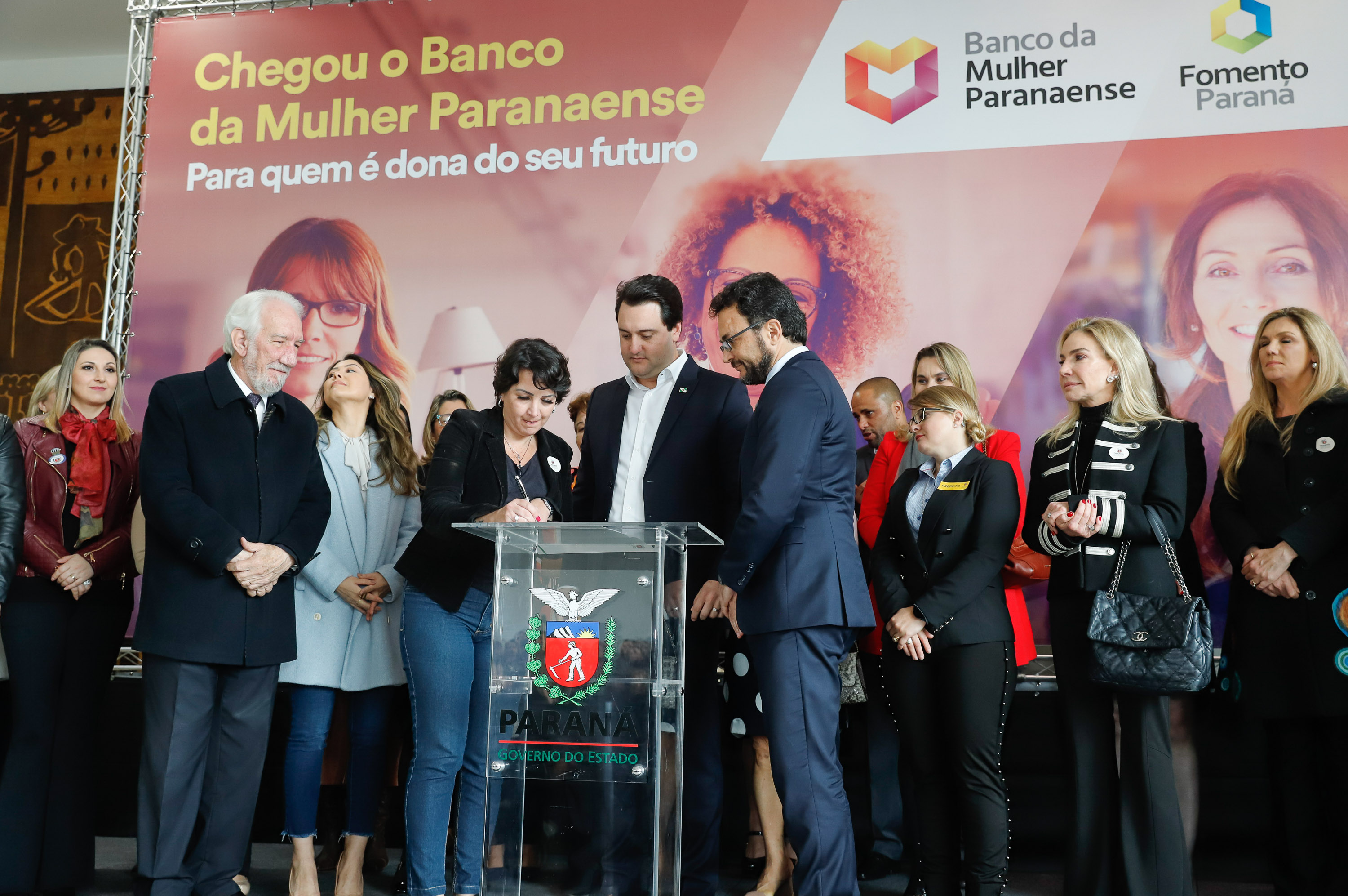 O governador Carlos Massa Ratinho Junior apresentou nesta terça-feira (24) o programa Banco da Mulher Paranaense, iniciativa do Governo do Estado para incentivar o empreendedorismo feminino em todos os setores econômicos, visando gerar mais emprego e renda no Estado.
