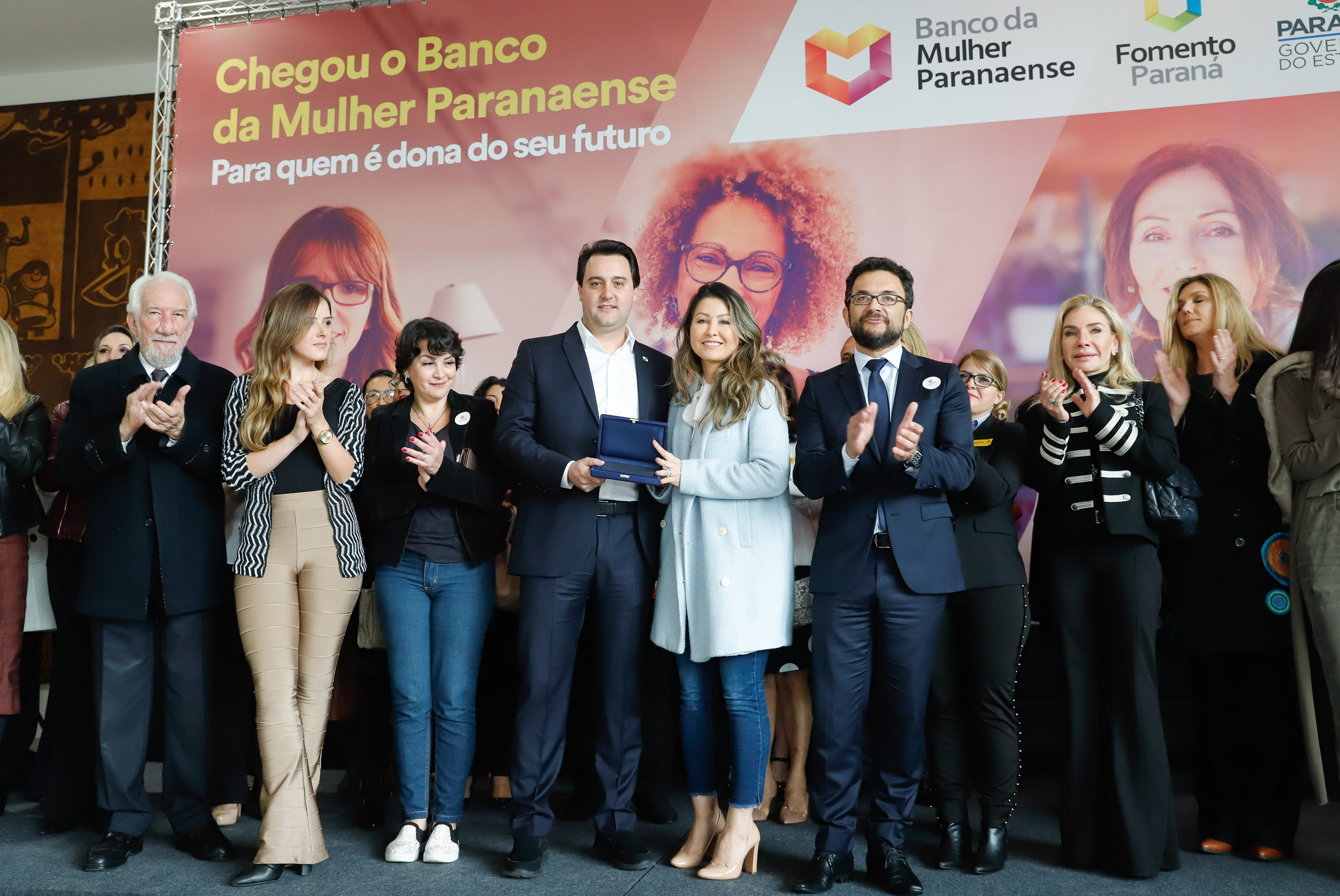 O governador Carlos Massa Ratinho Junior apresentou nesta terça-feira (24) o programa Banco da Mulher Paranaense, iniciativa do Governo do Estado para incentivar o empreendedorismo feminino em todos os setores econômicos, visando gerar mais emprego e renda no Estado.