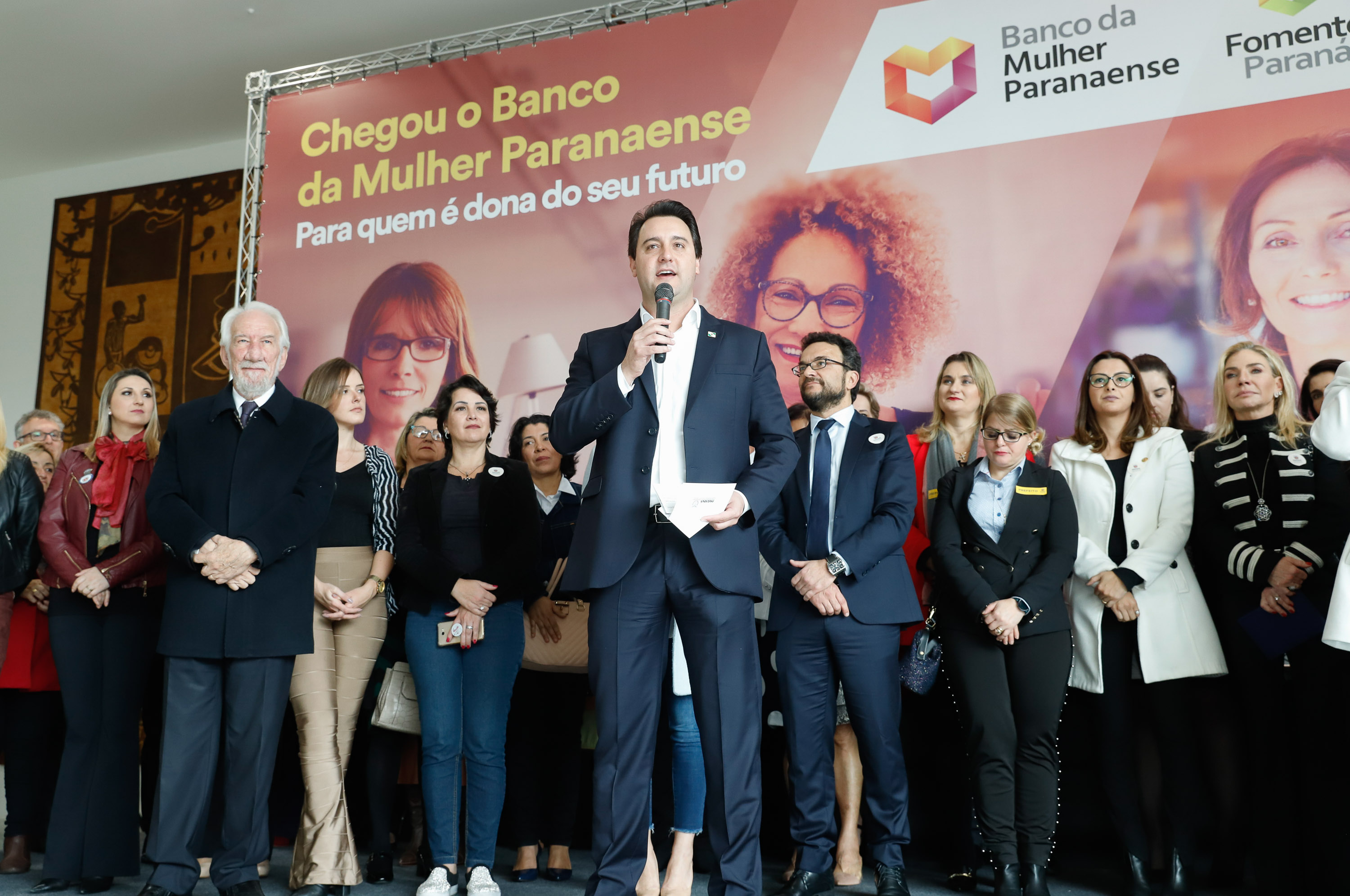 O governador Carlos Massa Ratinho Junior apresentou nesta terça-feira (24) o programa Banco da Mulher Paranaense, iniciativa do Governo do Estado para incentivar o empreendedorismo feminino em todos os setores econômicos, visando gerar mais emprego e renda no Estado.