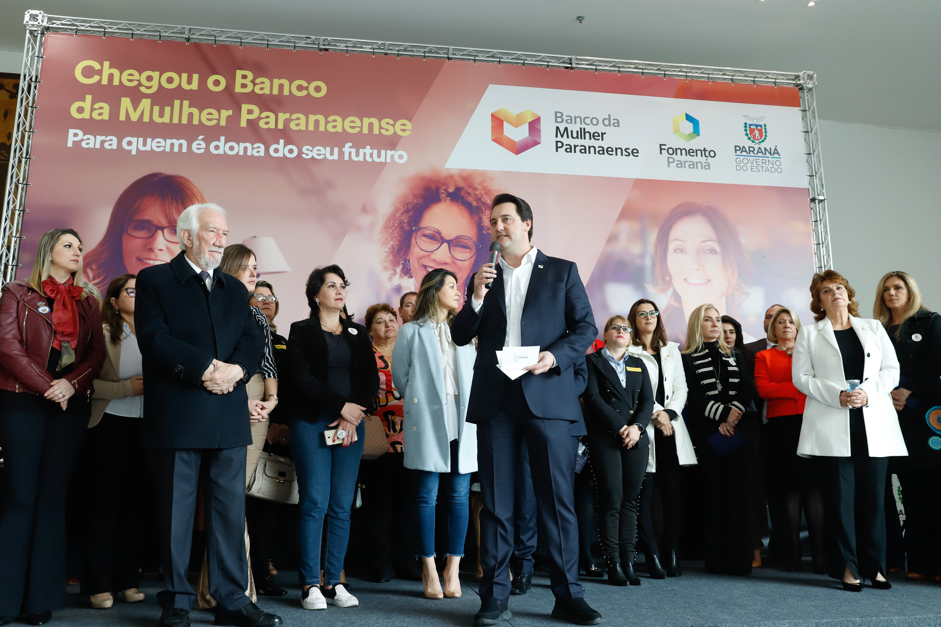 O governador Carlos Massa Ratinho Junior apresentou nesta terça-feira (24) o programa Banco da Mulher Paranaense, iniciativa do Governo do Estado para incentivar o empreendedorismo feminino em todos os setores econômicos, visando gerar mais emprego e renda no Estado.