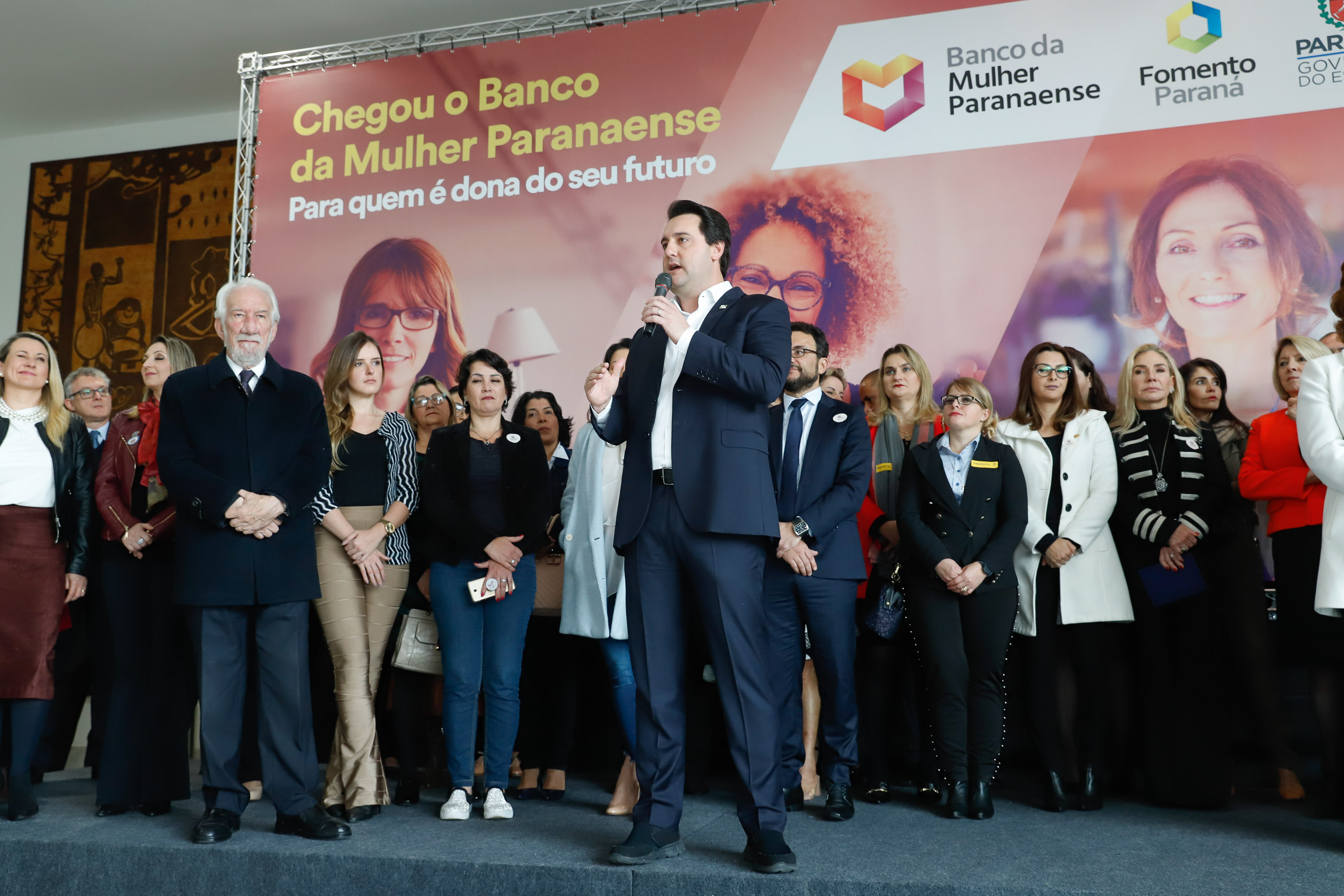 O governador Carlos Massa Ratinho Junior apresentou nesta terça-feira (24) o programa Banco da Mulher Paranaense, iniciativa do Governo do Estado para incentivar o empreendedorismo feminino em todos os setores econômicos, visando gerar mais emprego e renda no Estado.