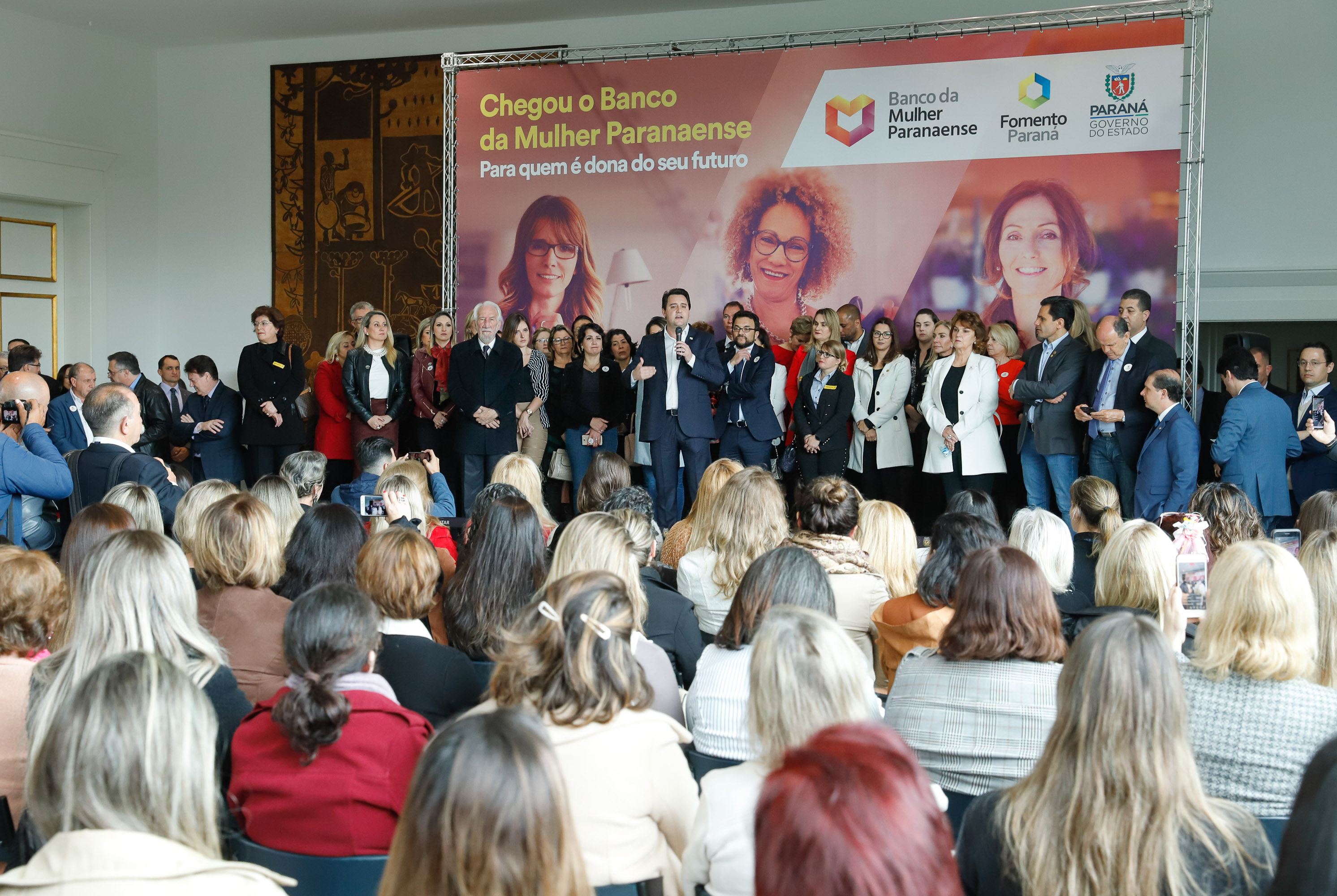 O governador Carlos Massa Ratinho Junior apresentou nesta terça-feira (24) o programa Banco da Mulher Paranaense, iniciativa do Governo do Estado para incentivar o empreendedorismo feminino em todos os setores econômicos, visando gerar mais emprego e renda no Estado.