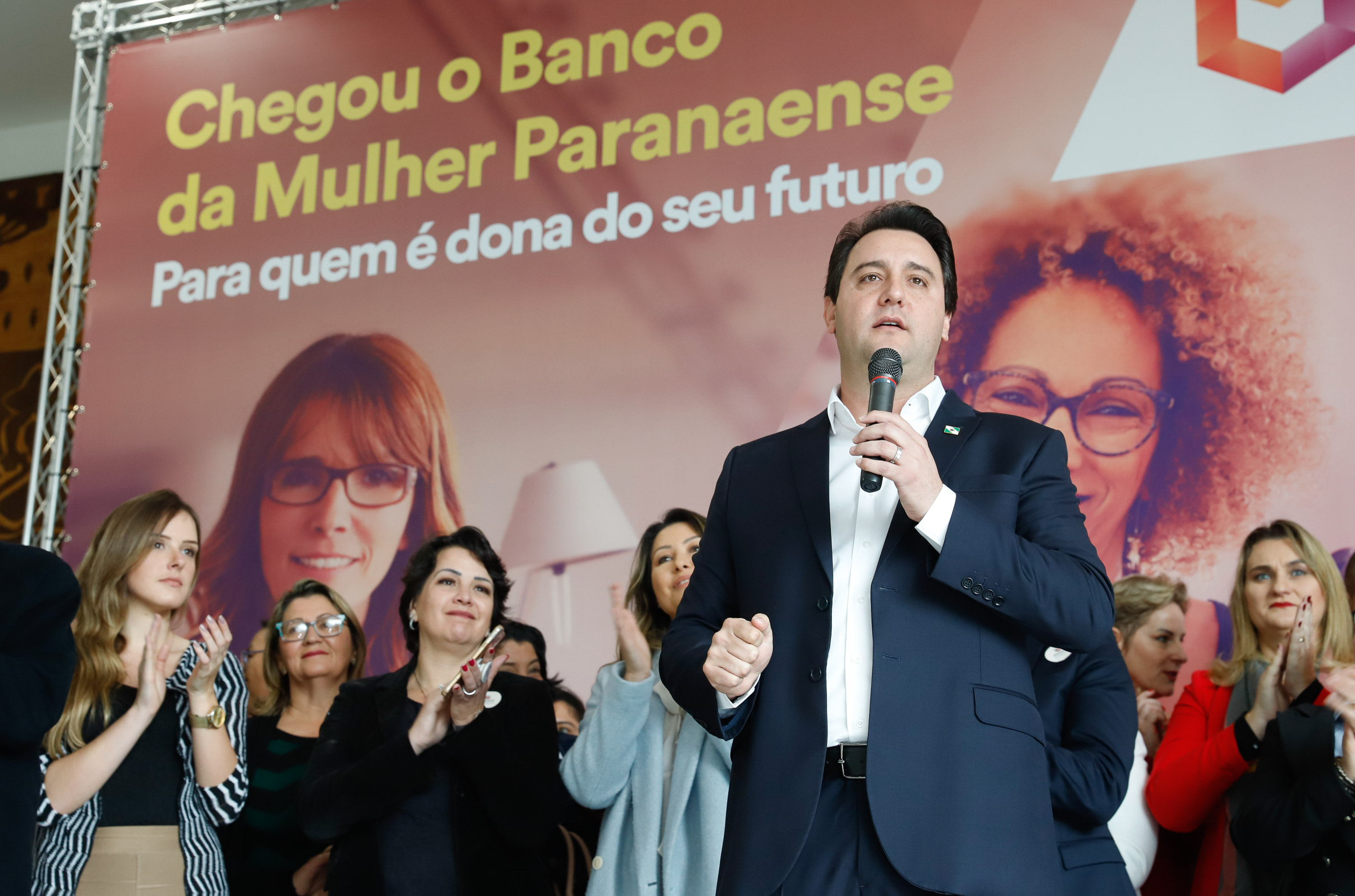 O governador Carlos Massa Ratinho Junior apresentou nesta terça-feira (24) o programa Banco da Mulher Paranaense, iniciativa do Governo do Estado para incentivar o empreendedorismo feminino em todos os setores econômicos, visando gerar mais emprego e renda no Estado.