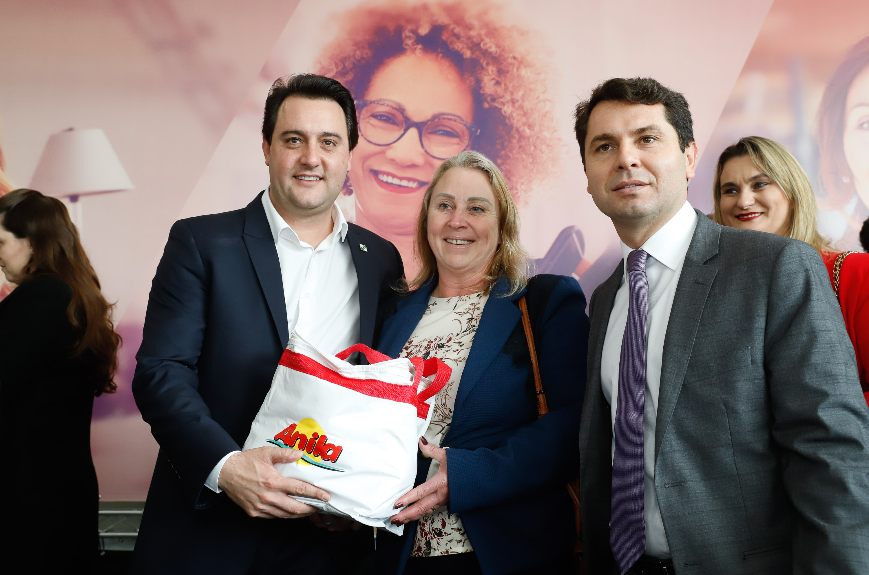O governador Carlos Massa Ratinho Junior apresentou nesta terça-feira (24) o programa Banco da Mulher Paranaense, iniciativa do Governo do Estado para incentivar o empreendedorismo feminino em todos os setores econômicos, visando gerar mais emprego e renda no Estado.