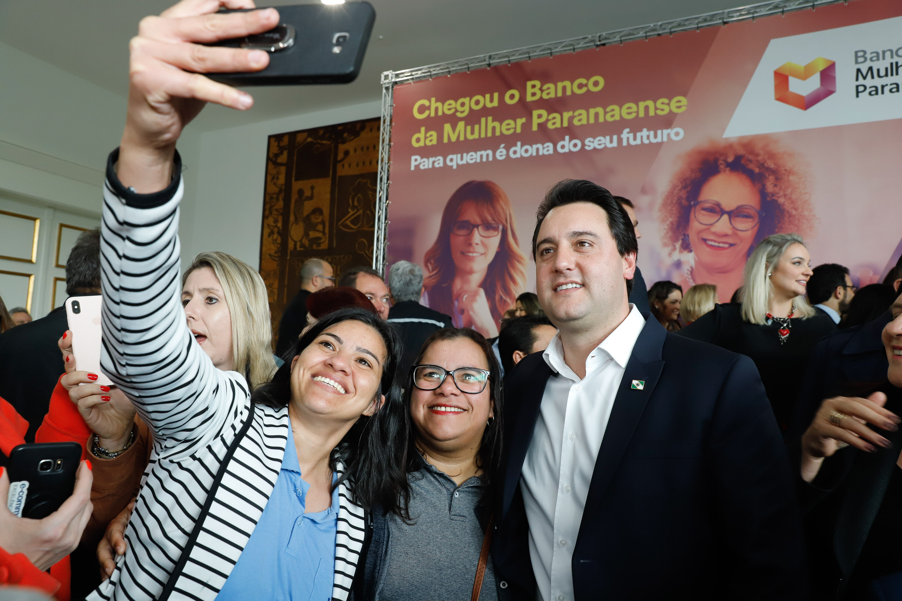 O governador Carlos Massa Ratinho Junior apresentou nesta terça-feira (24) o programa Banco da Mulher Paranaense, iniciativa do Governo do Estado para incentivar o empreendedorismo feminino em todos os setores econômicos, visando gerar mais emprego e renda no Estado.