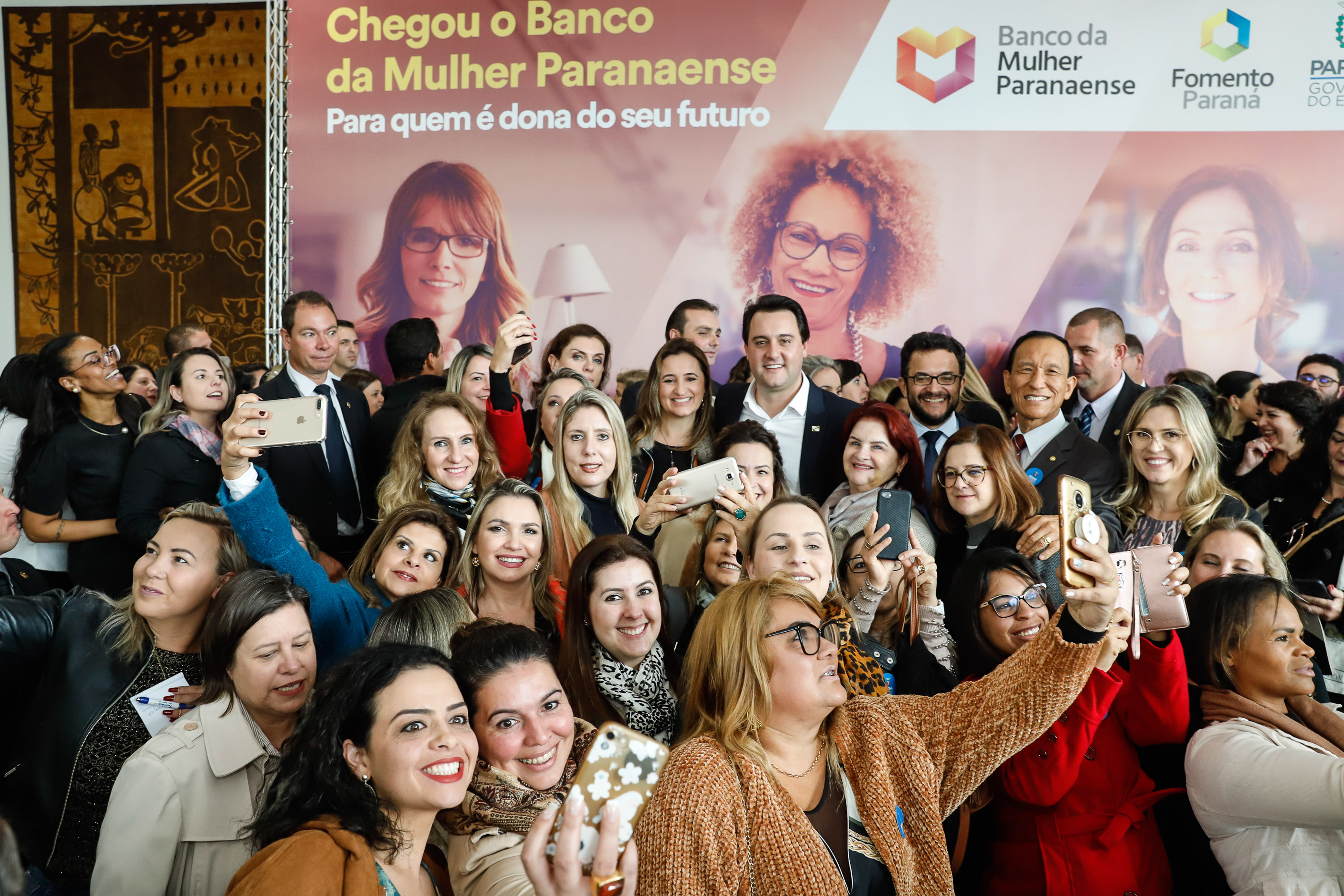 O governador Carlos Massa Ratinho Junior apresentou nesta terça-feira (24) o programa Banco da Mulher Paranaense, iniciativa do Governo do Estado para incentivar o empreendedorismo feminino em todos os setores econômicos, visando gerar mais emprego e renda no Estado.