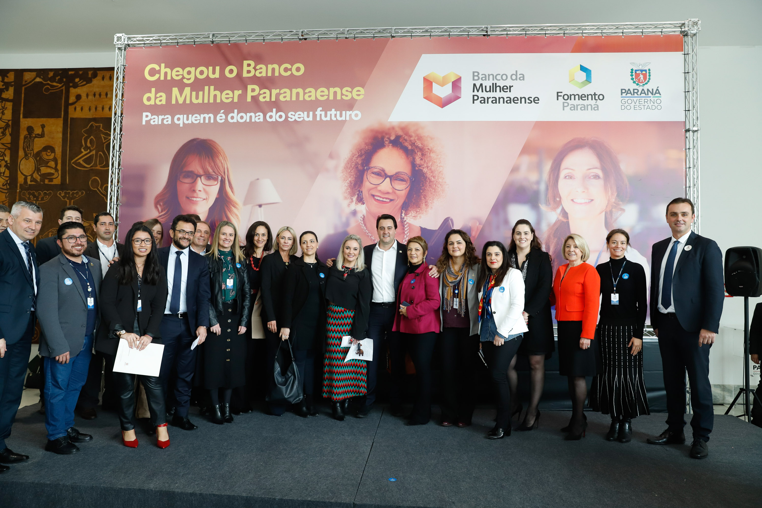 O governador Carlos Massa Ratinho Junior apresentou nesta terça-feira (24) o programa Banco da Mulher Paranaense, iniciativa do Governo do Estado para incentivar o empreendedorismo feminino em todos os setores econômicos, visando gerar mais emprego e renda no Estado.