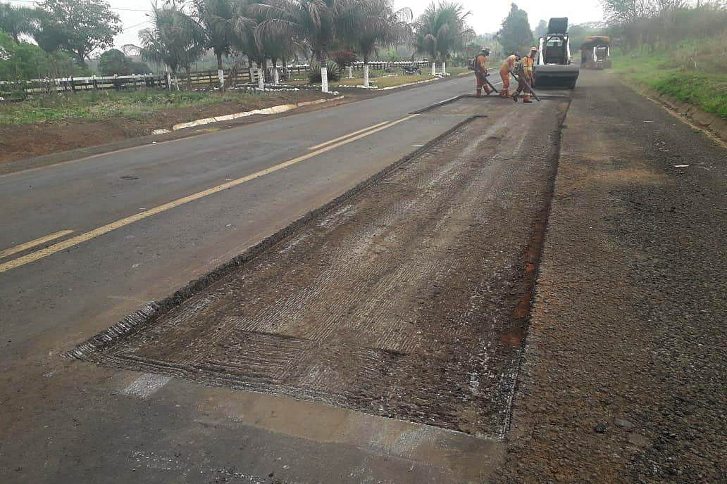 A PR-463, no trecho entre Uniflor, no Norte Central, e Paranacity, na região Noroeste, está recebendo remendos superficiais. Eles incluem a fresagem, que é a retirada da camada superior do pavimento, seguida pela aplicação de Concreto Betuminoso Usinado a Quente (CBUQ) e a compactação deste material. Foto: Divulgação/DER