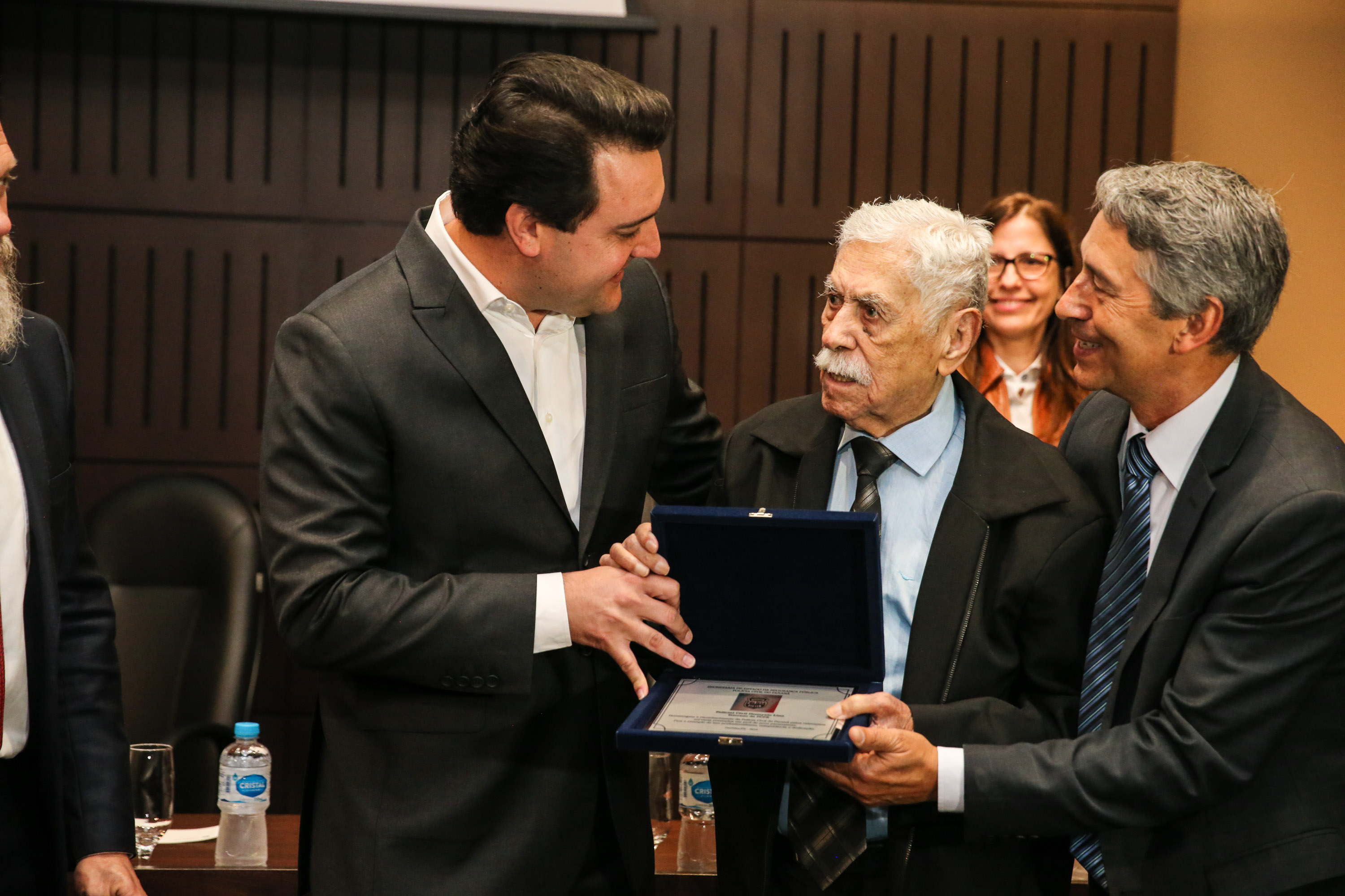 O governador Carlos Massa Ratinho Junior entrega homenagem ao investigador Deonysio Lins  nesta segunda-feira (30), da comemoração do aniversário de 166 anos da Polícia Civil no Paraná na sede da OAB Paraná, em Curitiba .   30/09/2019 - Foto: Geraldo Bubniak/AEN